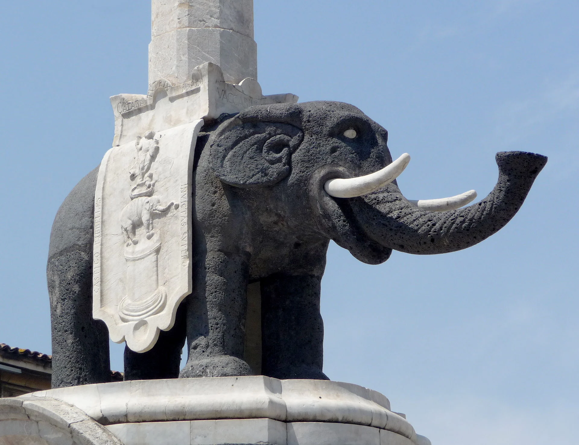 Der Elefantenbrunnen aus Lavastein auf der Piazza del Duomo in Catania