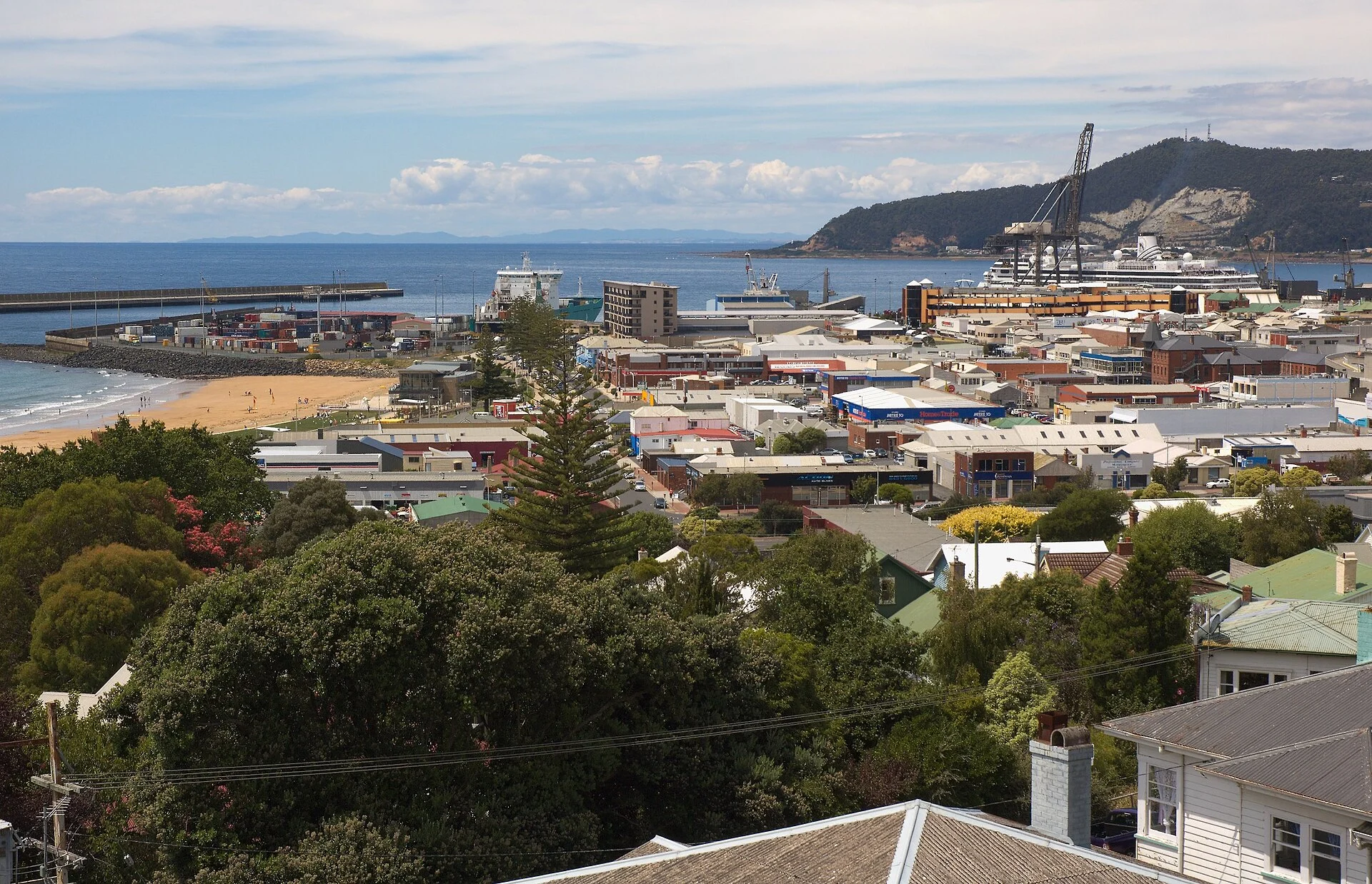 Blick über Burnie auf den Hafen an der Nordküste Tasmaniens