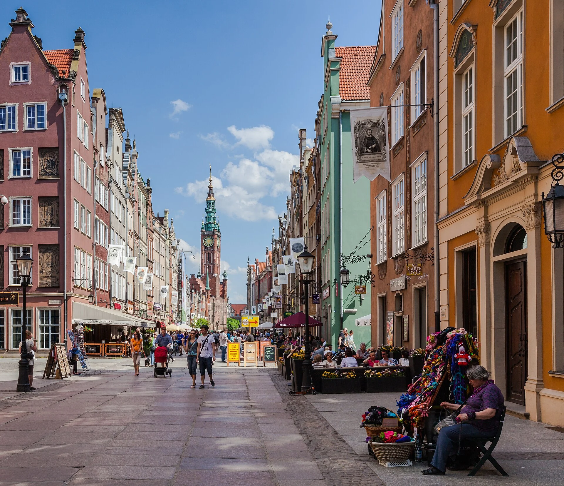 Der Lange Markt in Danzig mit bunten Giebelhäusern und dem Rathausturm
