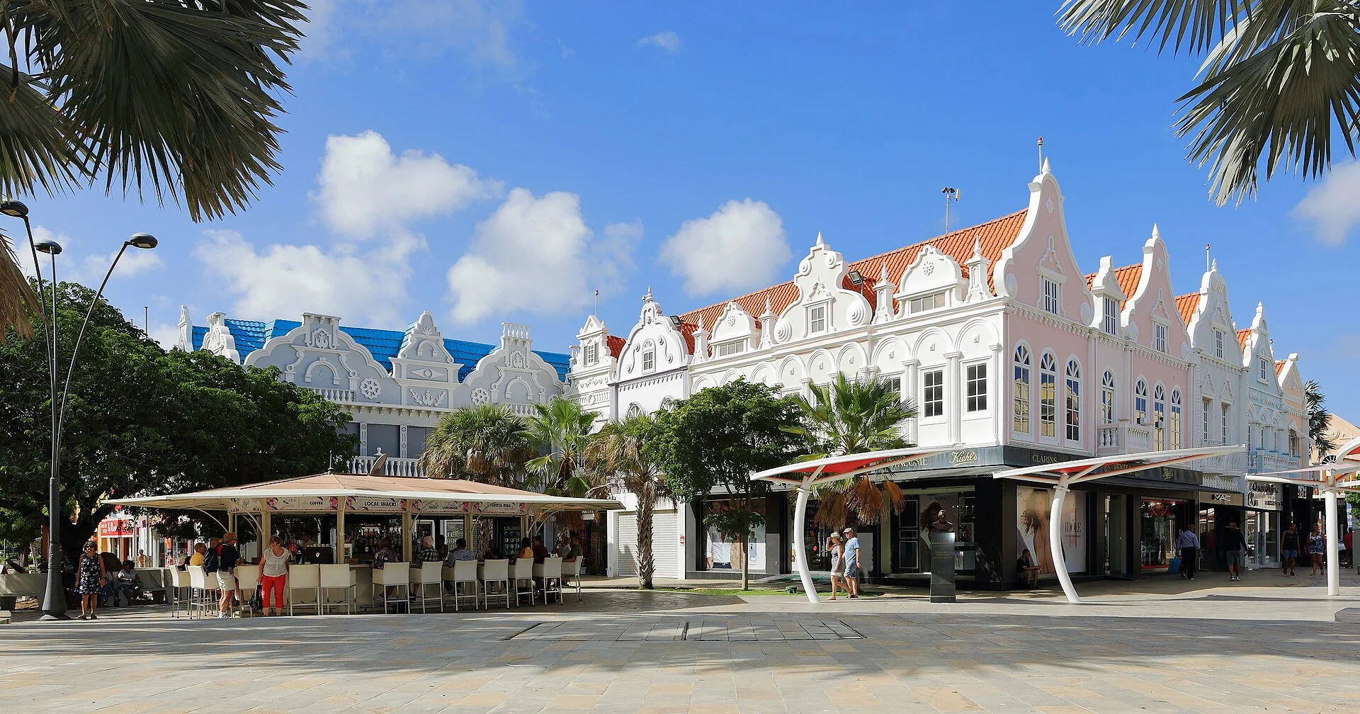 Häuser mit niederländischen Giebeln in Pastellfarben in der Innenstadt von Oranjestad auf Aruba