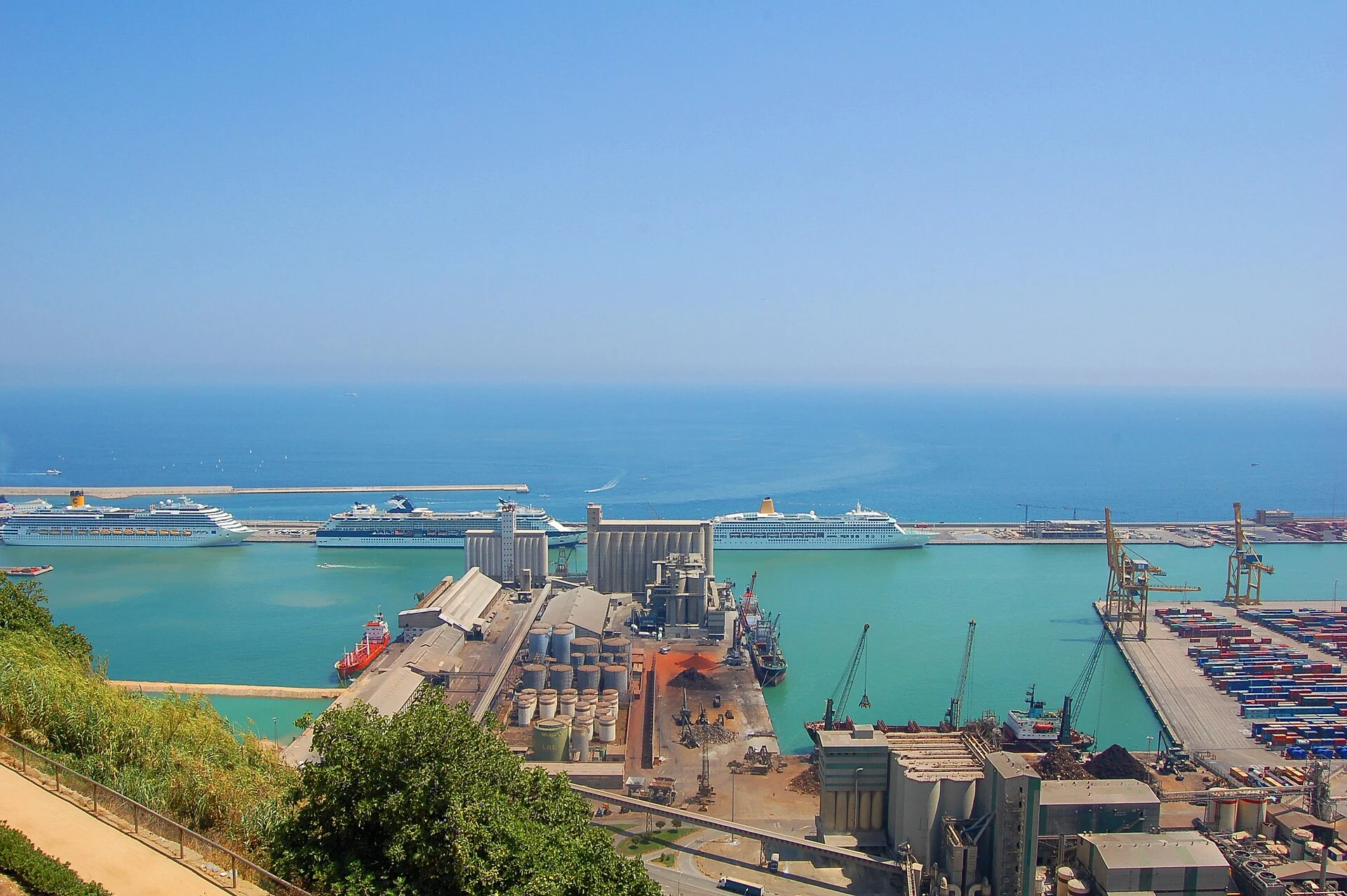 Blick auf den Hafen von Barcelona mit mehreren Kreuzfahrtschiffen am Moll Adossat.