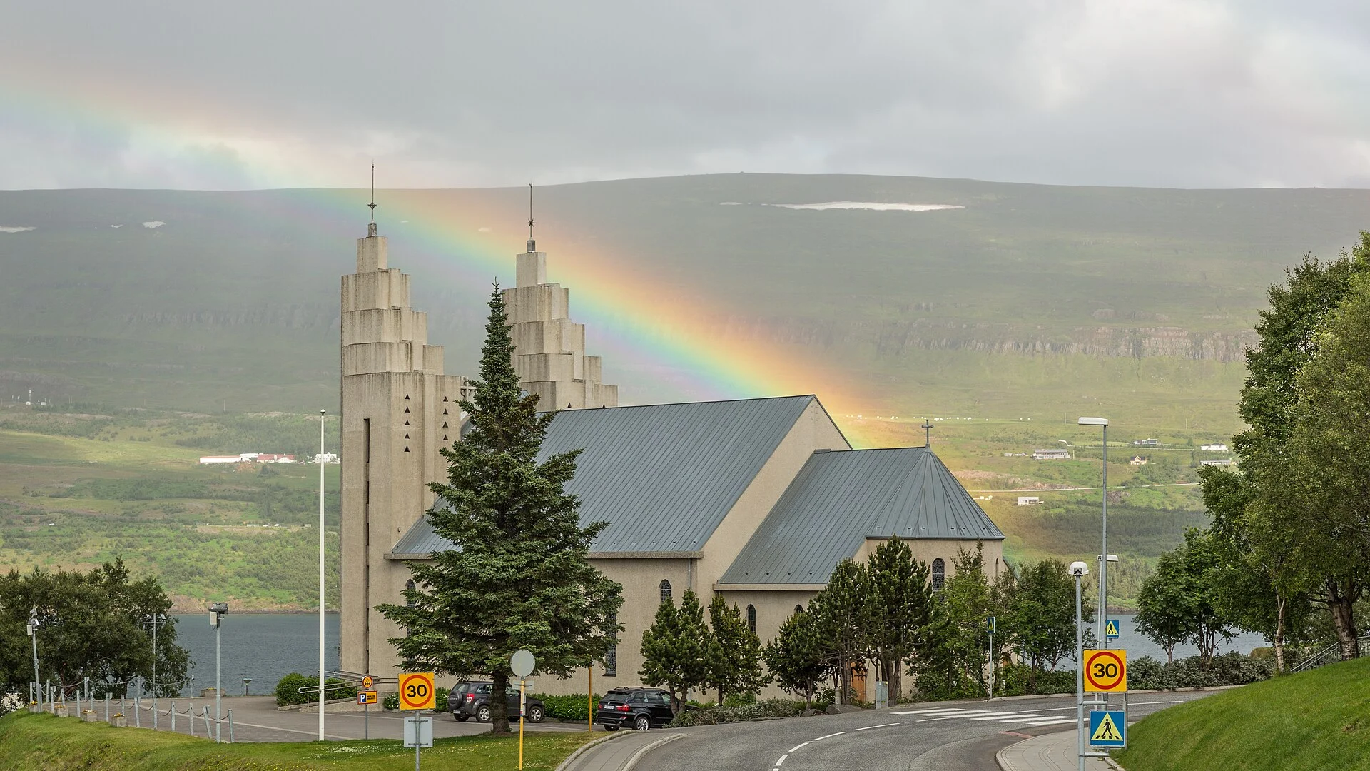 Die Akureyrarkirkja über der Stadt, mit Regenbogen
