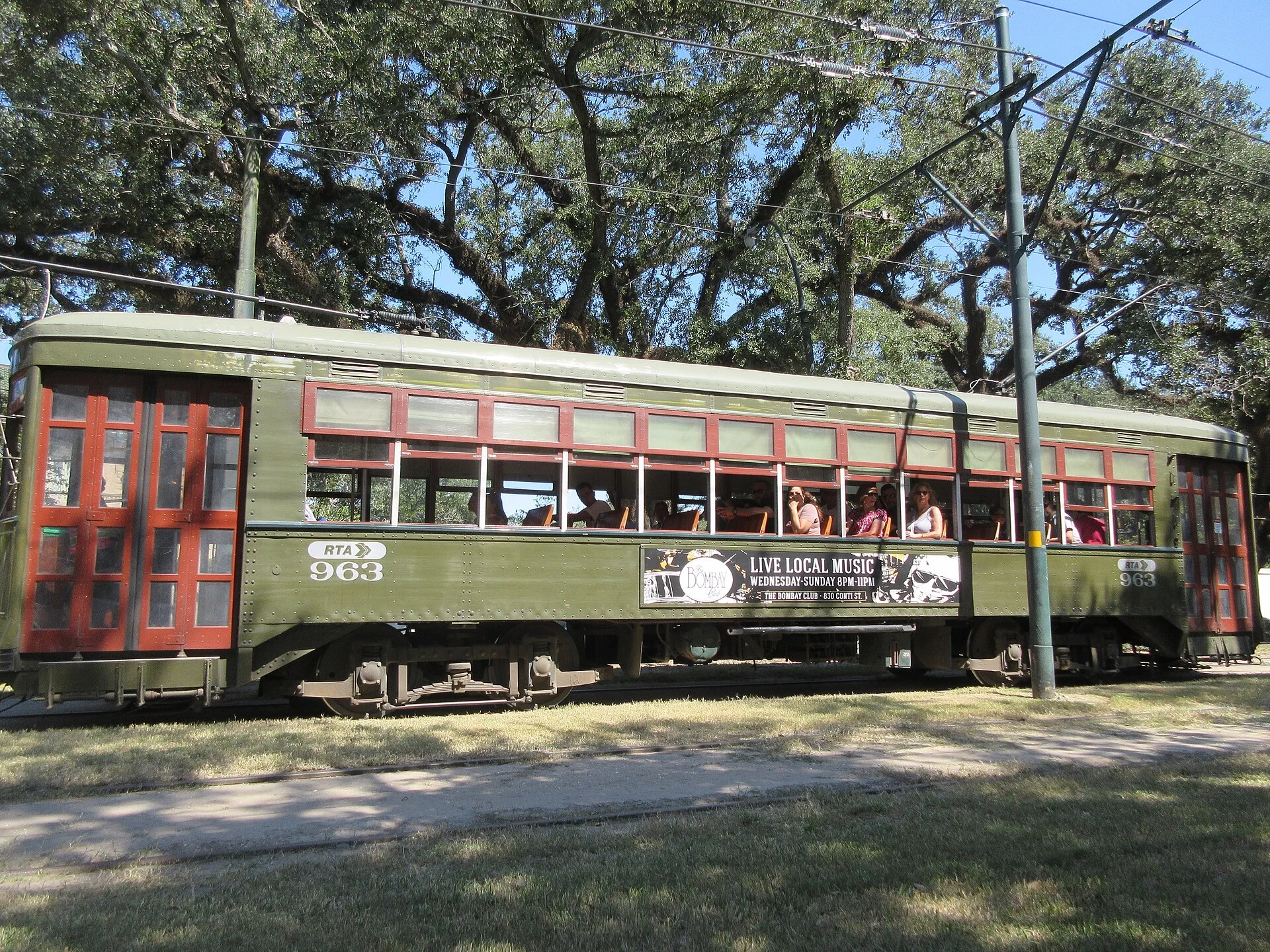 Ein Wagen der St.-Charles-Straßenbahn unter Virginia-Eichen