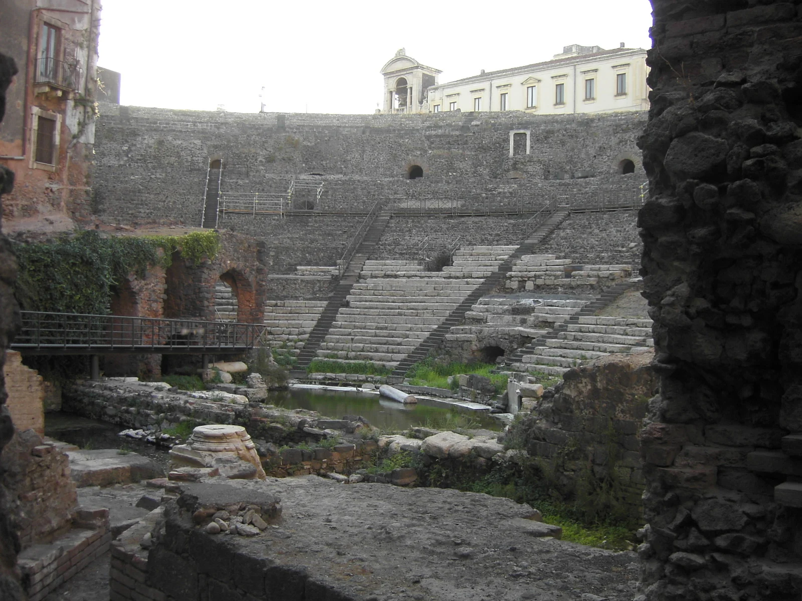 Die Ränge des römischen Theaters in Catania, darüber die Wohnhäuser der Stadt