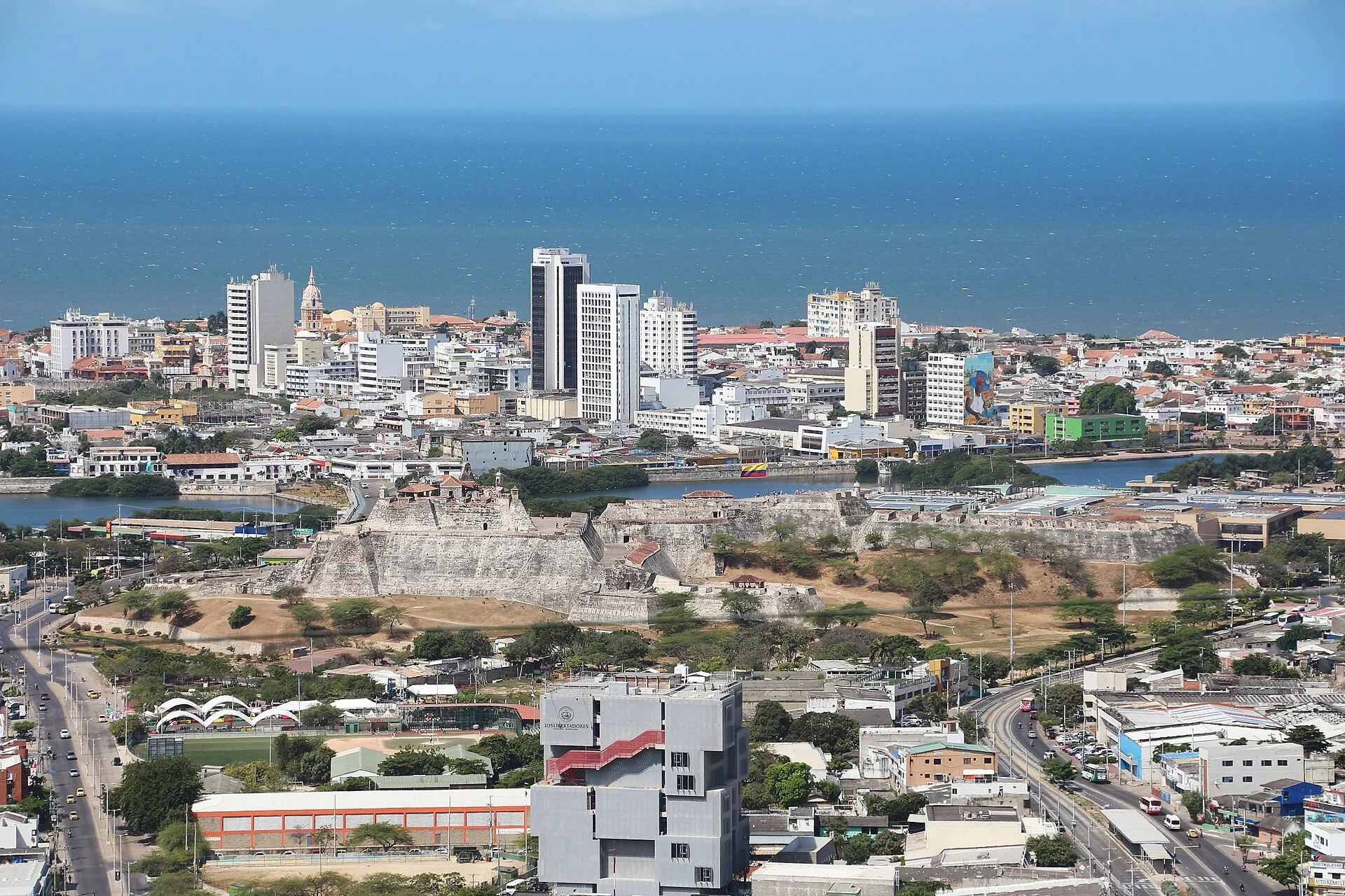 Blick vom Cerro de la Popa über Cartagena, die Festung und das Meer