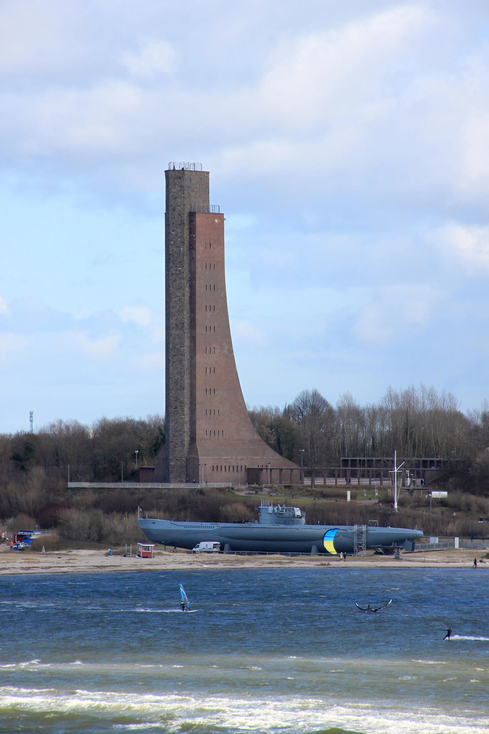 Marine-Ehrenmal Laboe mit dem an Land liegenden U-Boot U 995, vom Wasser aus gesehen.