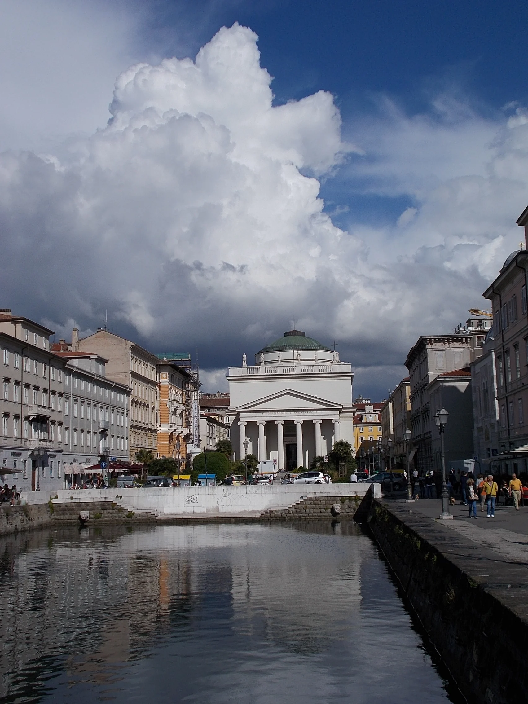 Blick über den Canal Grande in Triest auf die neoklassizistische Kirche Sant'Antonio Taumaturgo am Kanalkopf.