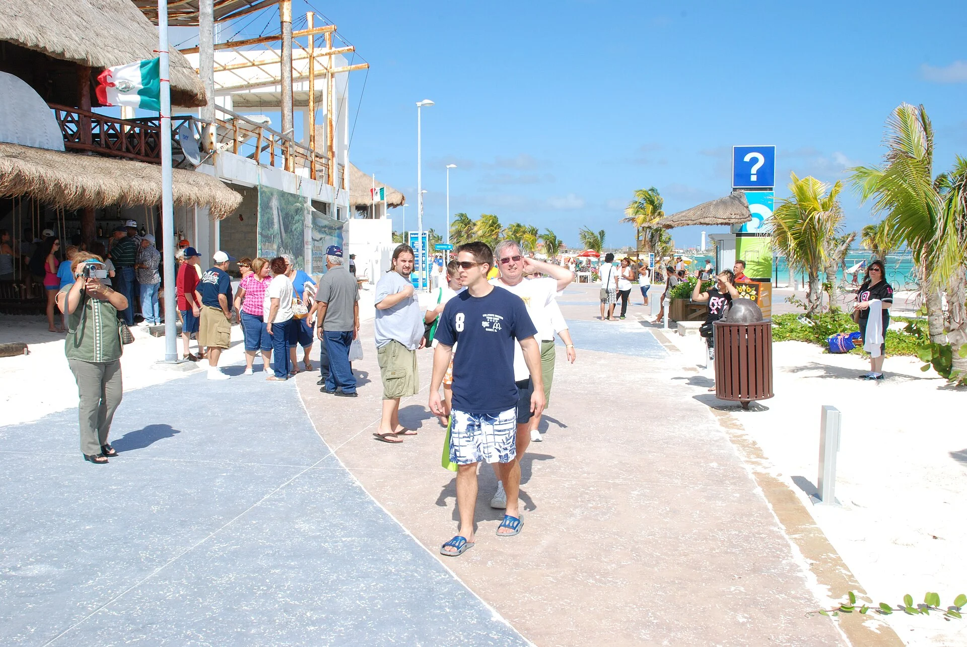 Die Strandpromenade von Mahahual mit Besuchern
