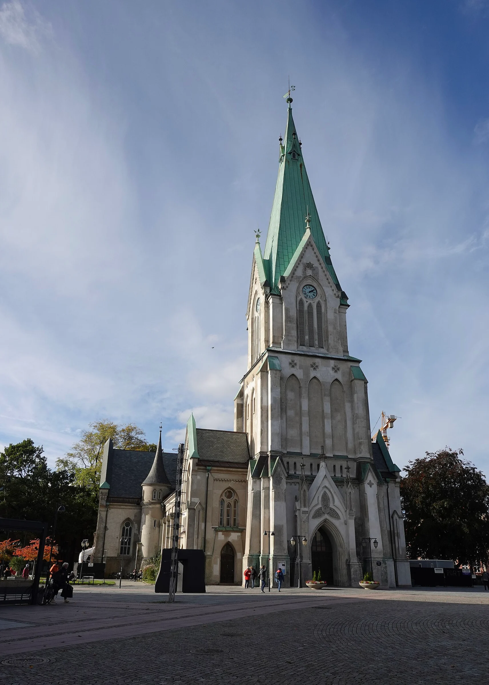 Die Domkirche von Kristiansand mit ihrem grünen Turmhelm, aufgenommen vom Vorplatz an der Kirkegata.