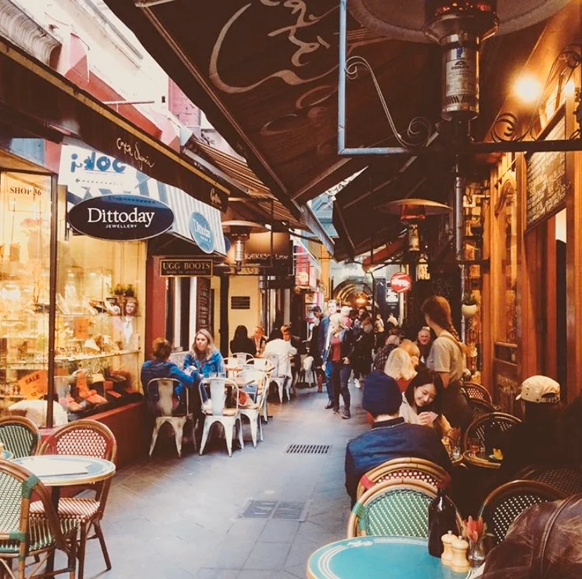 Eine Laneway in Melbourne mit Cafés und Läden