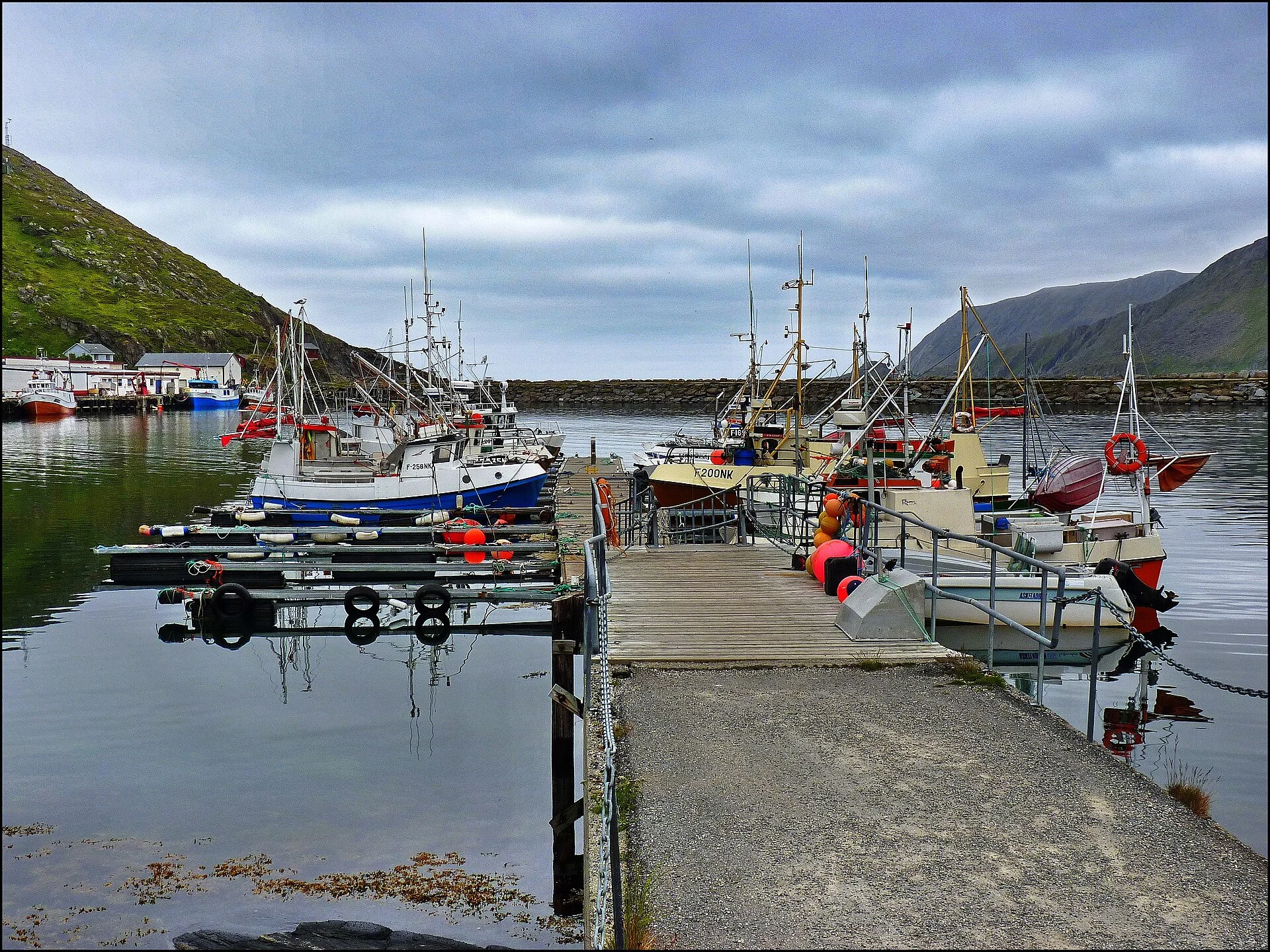 Fischerboote am Steg im Hafen von Skarsvåg auf Magerøya