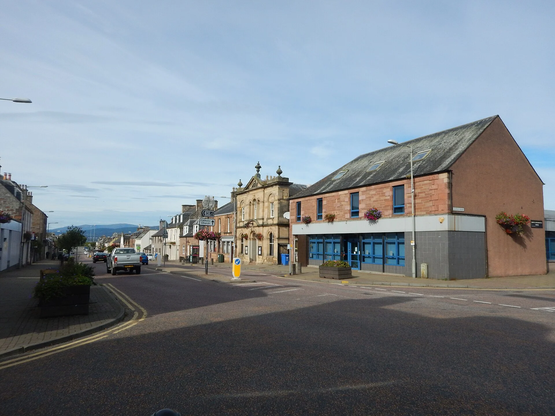 Blick über die High Street von Invergordon mit dem historischen Rathaus/Arts Centre.