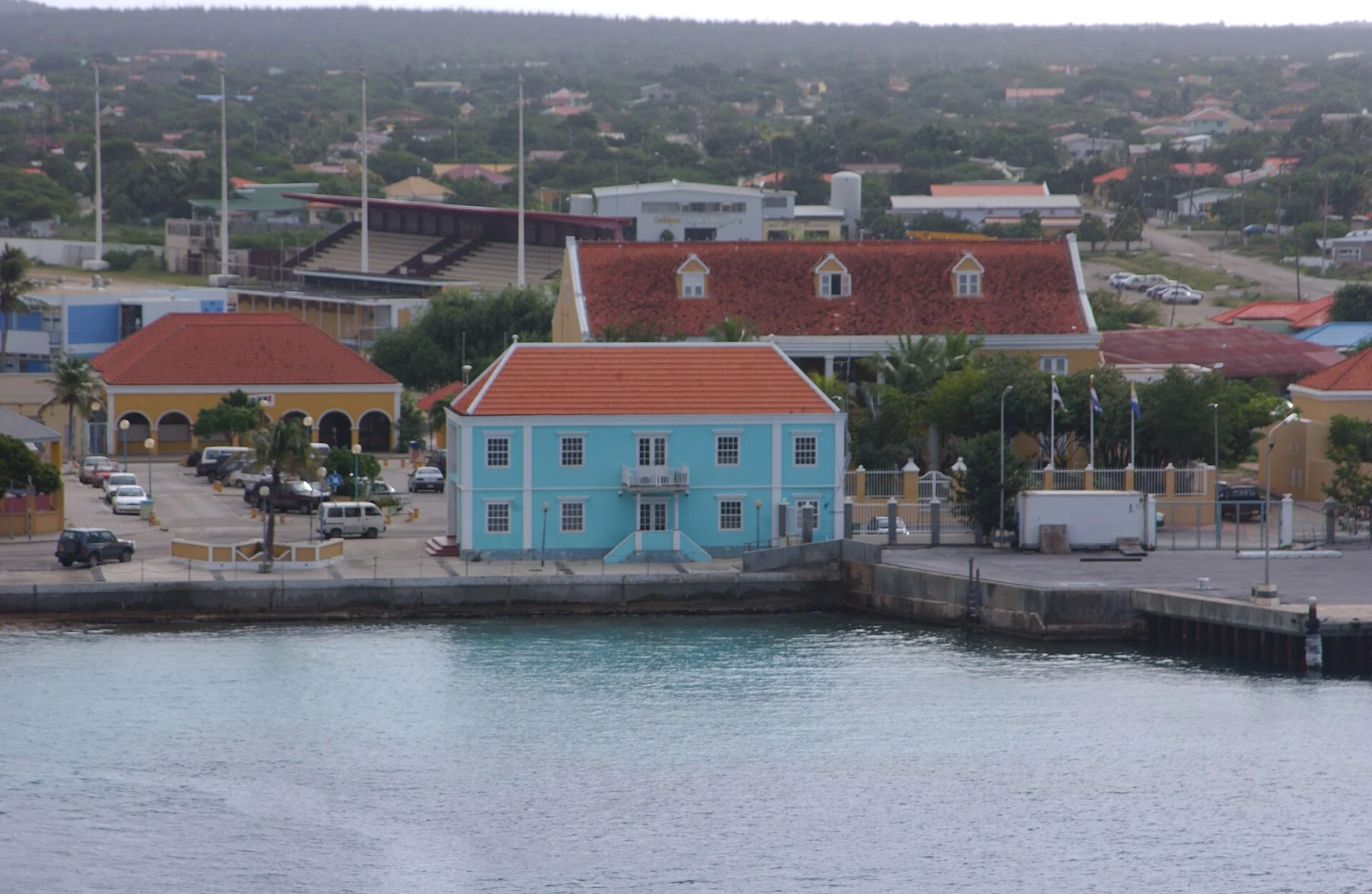 Die Uferfront von Kralendijk auf Bonaire mit dem Zollhaus und roten Dächern