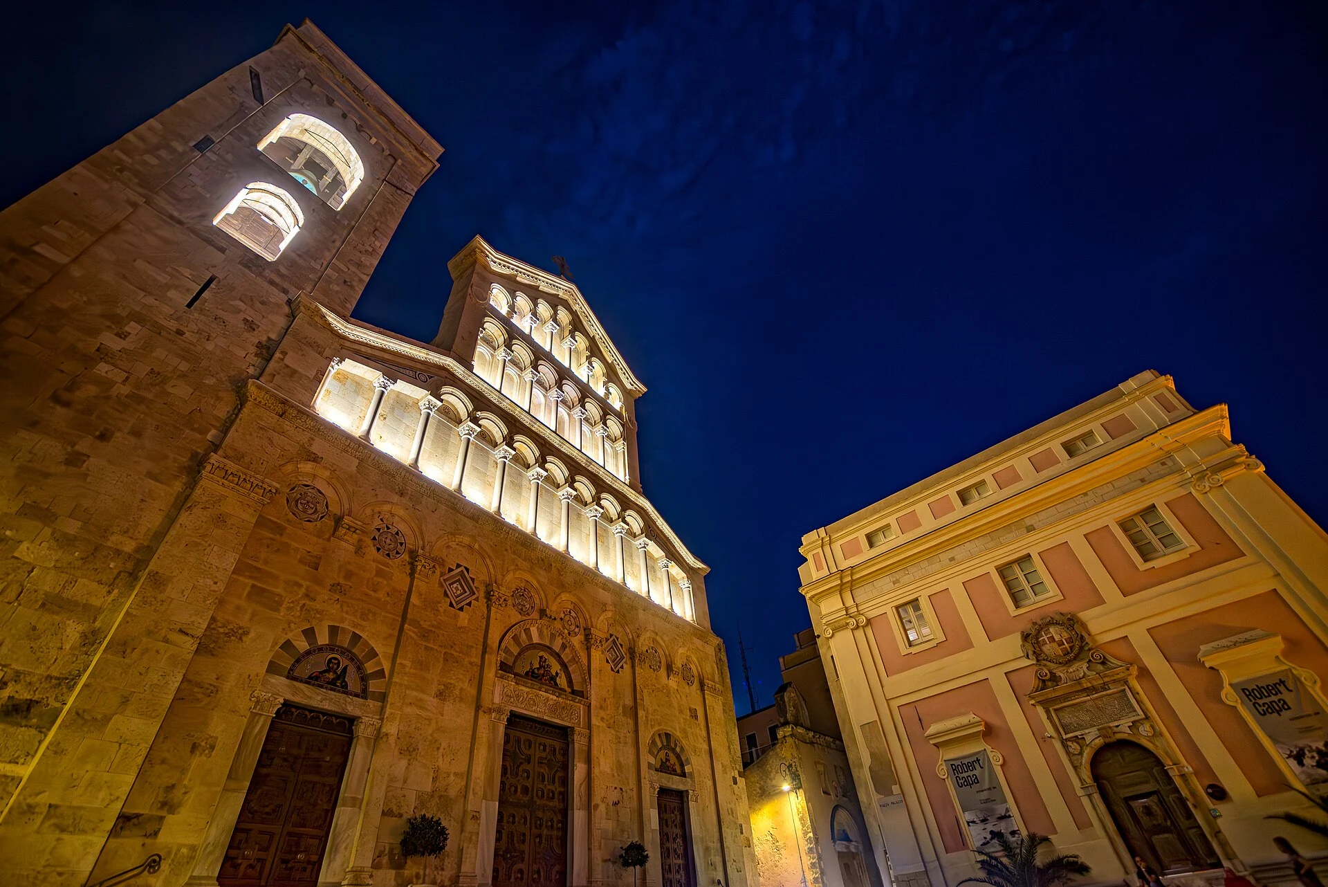 Die Fassade der Kathedrale Santa Maria in Cagliari mit Glockenturm im Abendlicht