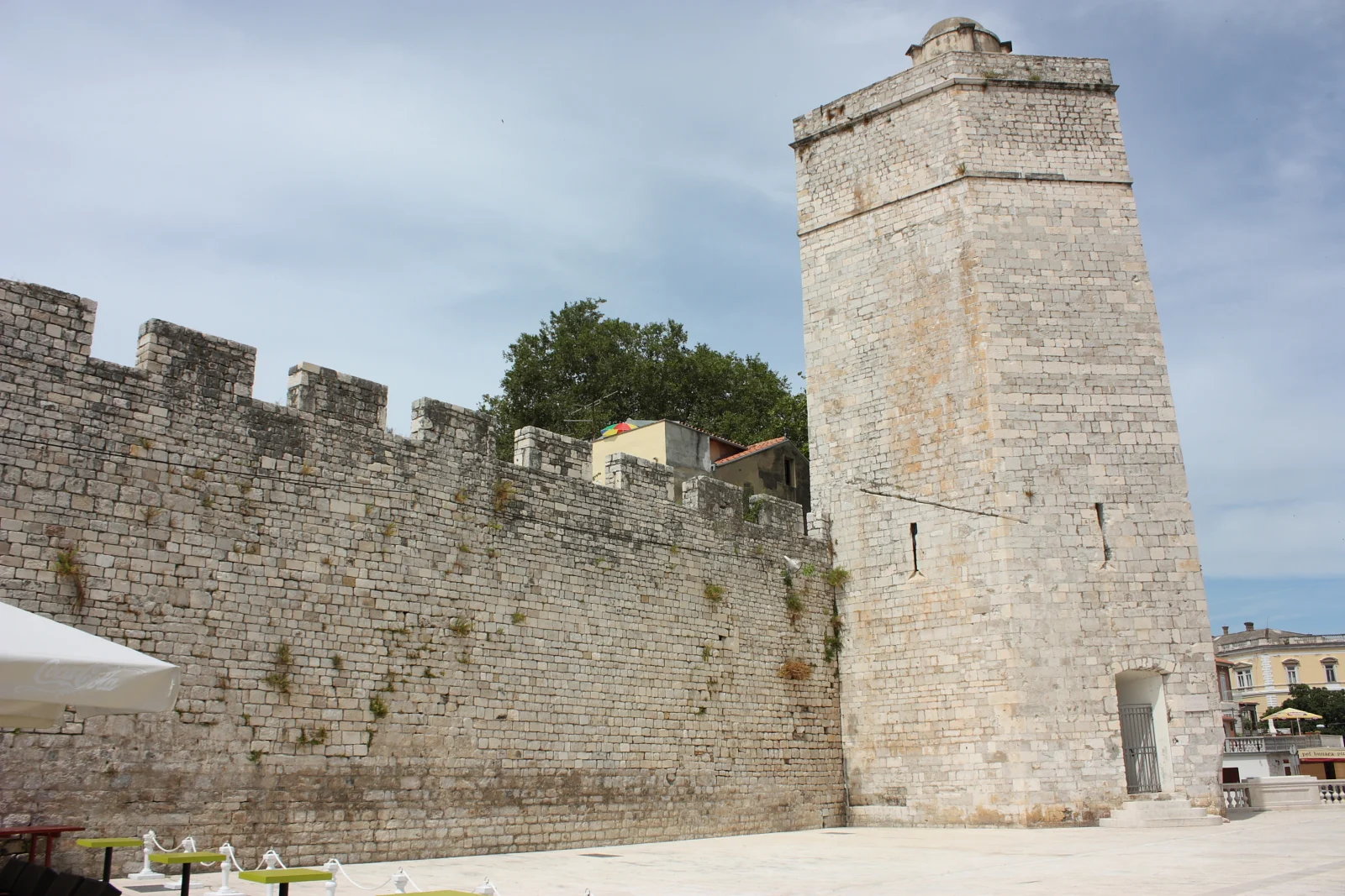 Mittelalterliche Stadtmauer mit Zinnen und der wuchtige Kapitänsturm am Fünf-Brunnen-Platz in Zadar.