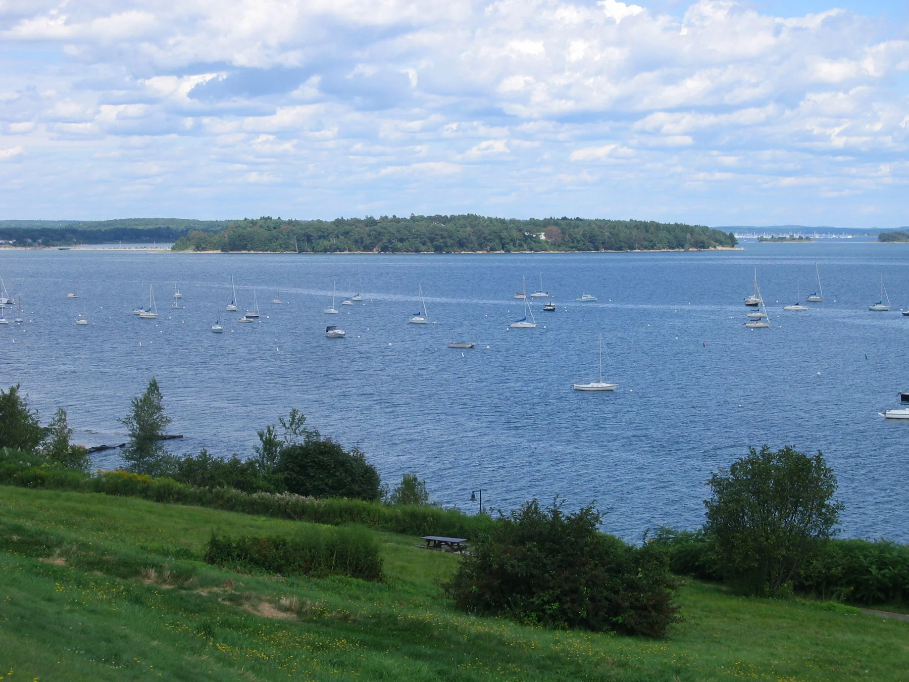 Blick von der Eastern Promenade in Portland über die Casco Bay mit ihren Inseln