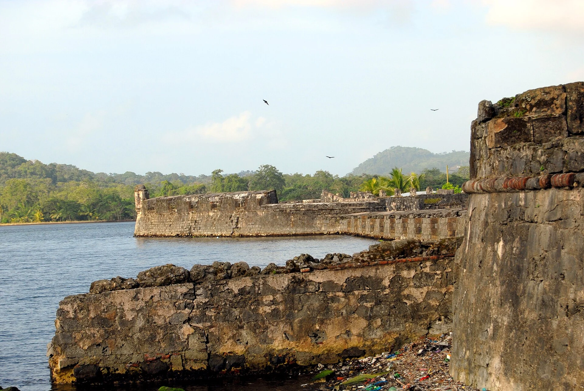 Die Festungsmauern von Portobelo am Wasser
