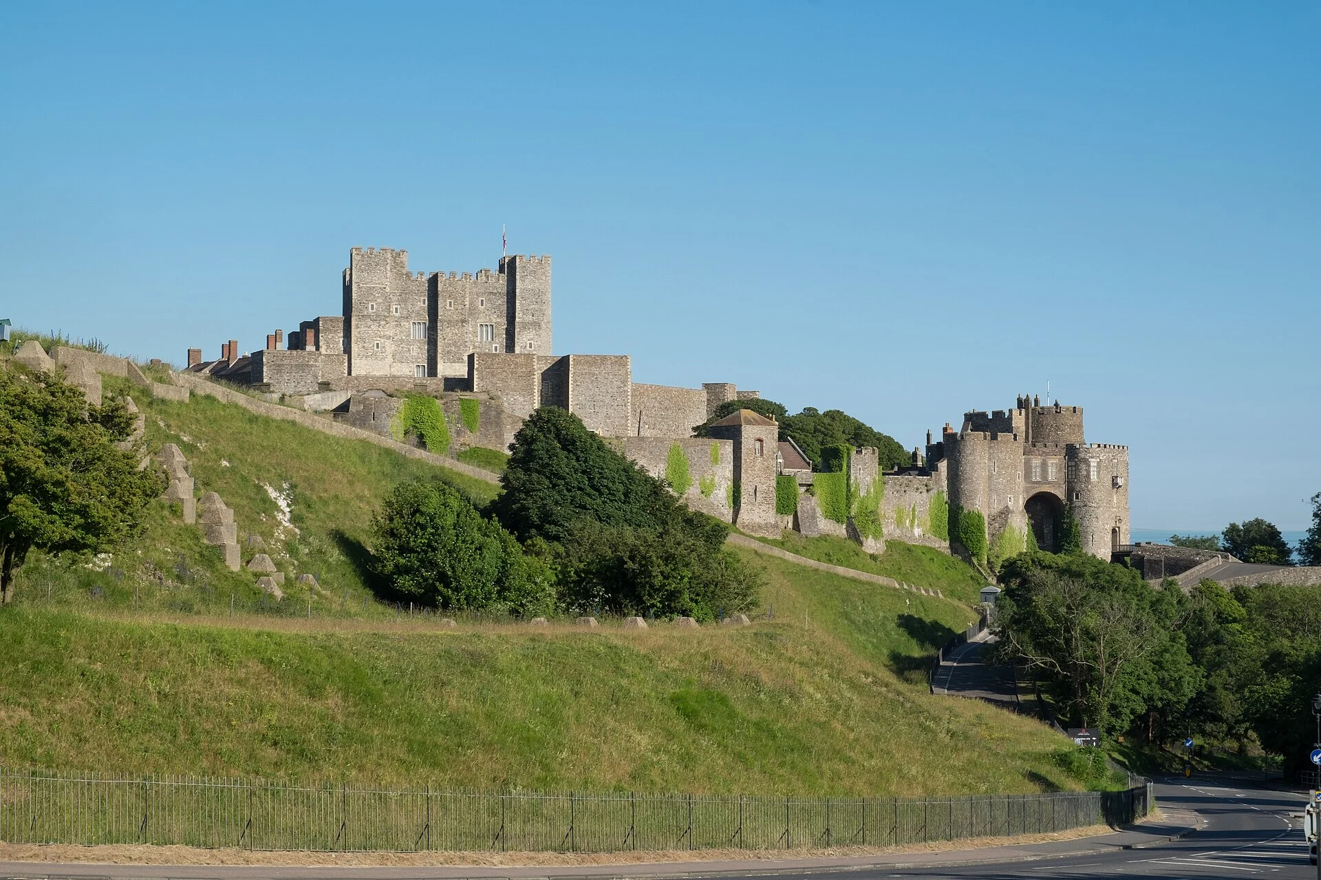 Dover Castle über der Stadt mit den Wällen und dem Great Tower