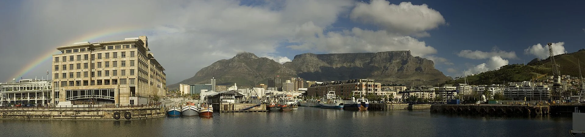 Die V&A Waterfront in Kapstadt, dahinter der Tafelberg