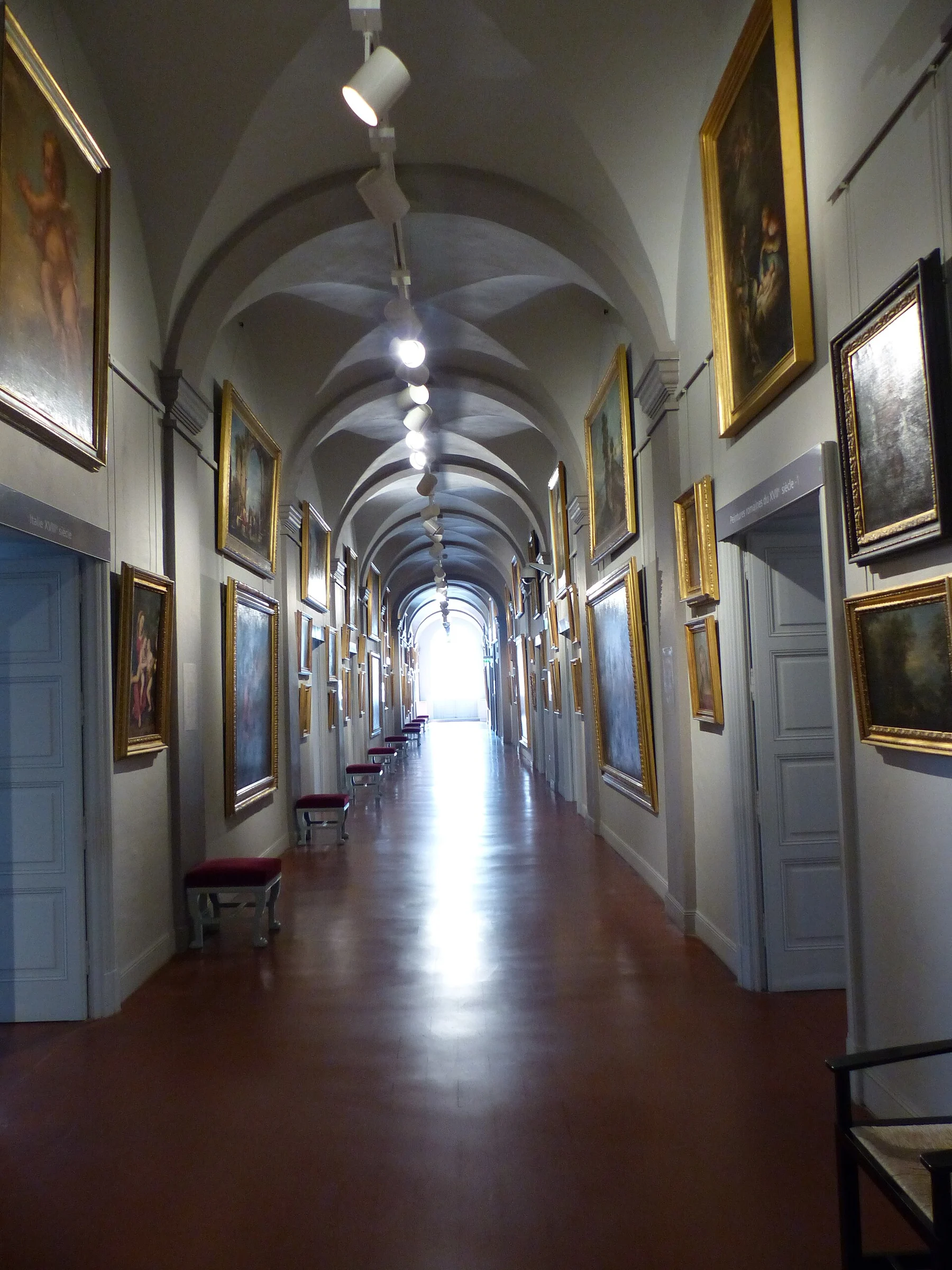 Galerie im Musée Fesch in Ajaccio mit dicht gehängten italienischen Gemälden