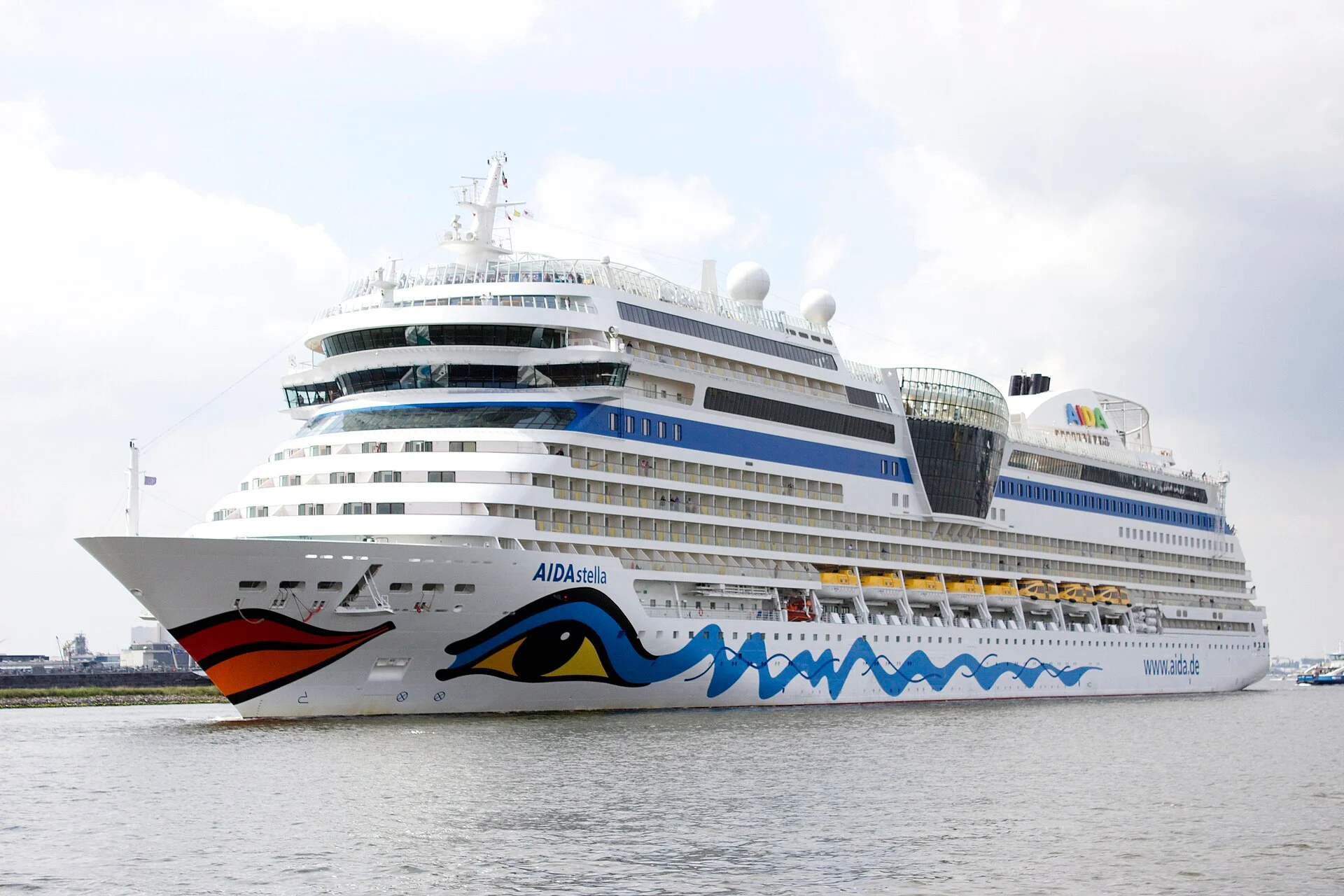 Die AIDAstella im Hafen, mit den blauen Wellenlinien am Rumpf und dem Kussmund am Bug