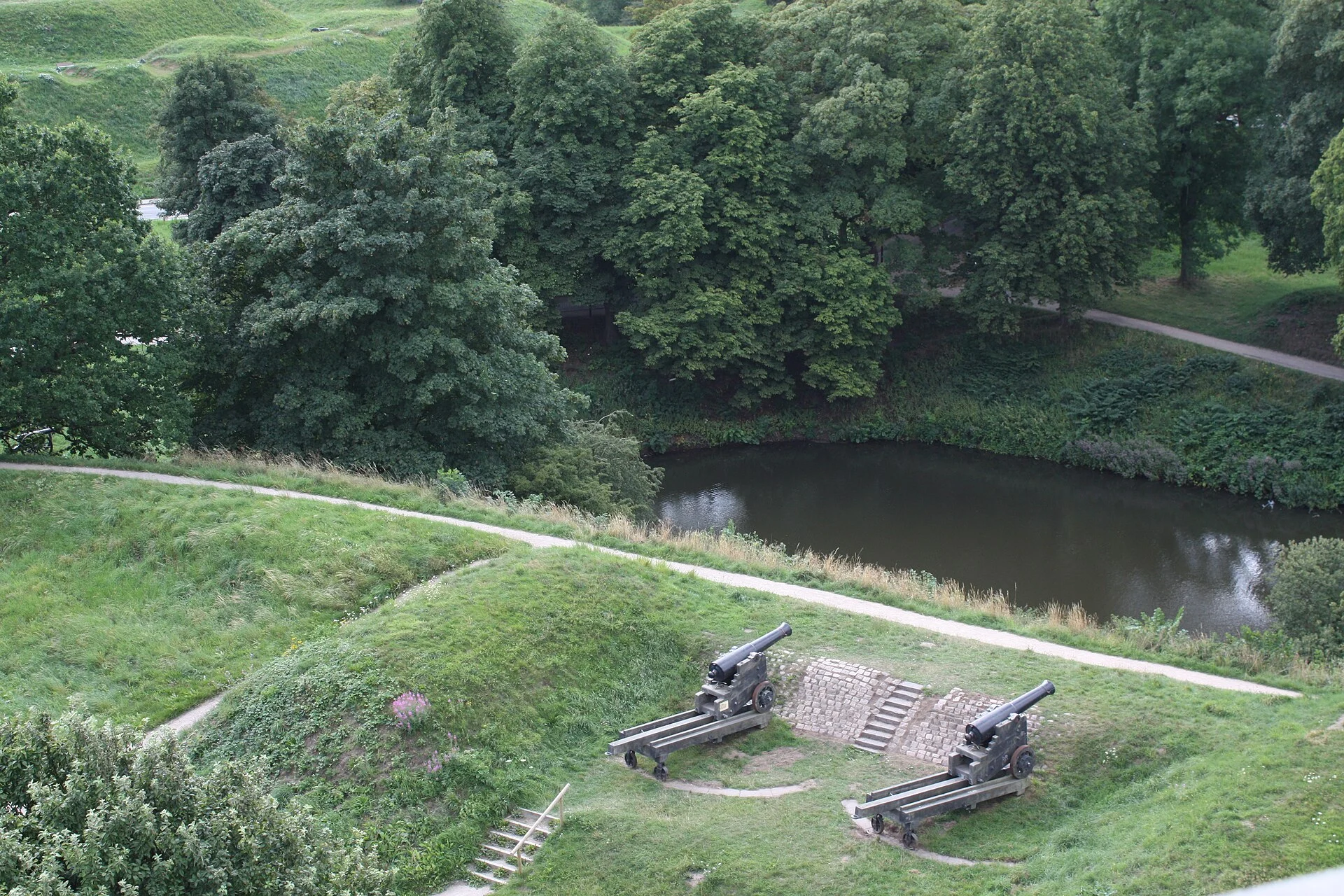 Der Festungswall von Fredericia mit Kanonen und Wassergraben