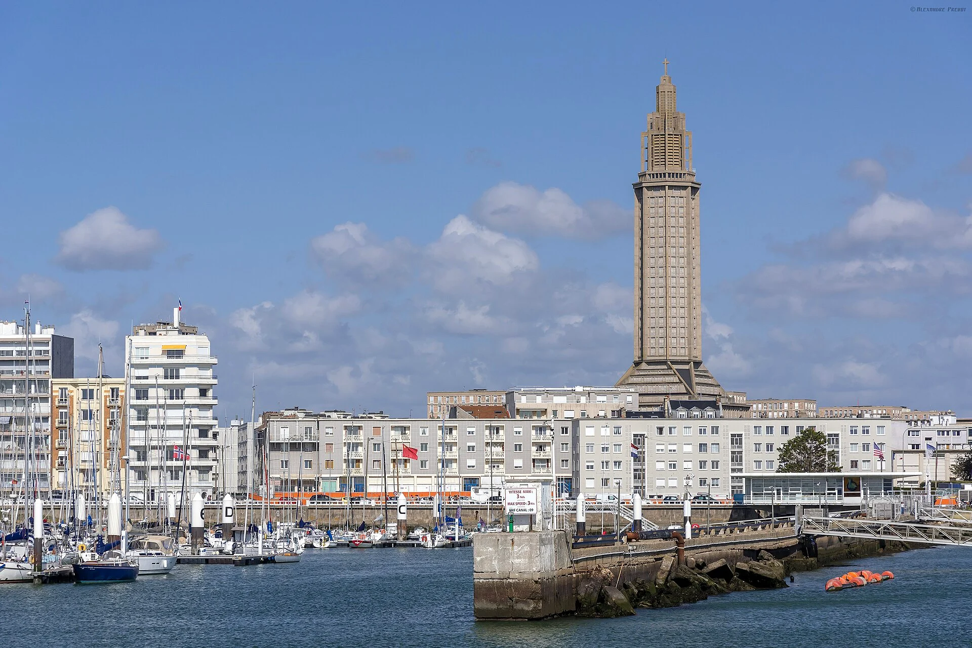Blick über das Hafenbecken von Le Havre auf den 107 m hohen Turm der Église Saint-Joseph.