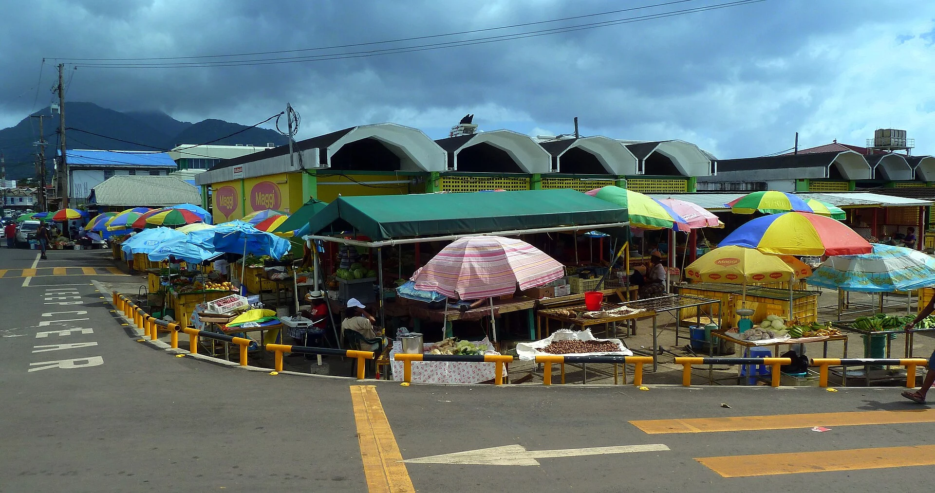 Der Markt von Roseau auf Dominica mit Obst, Gemüse und Sonnenschirmen