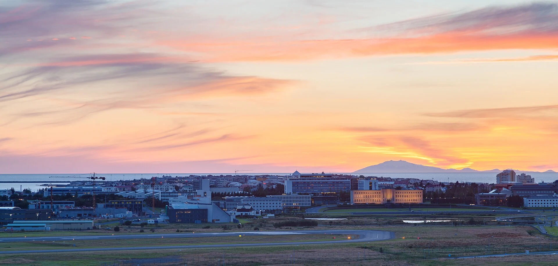 Blick vom Perlan über Reykjavík und die Bucht bei Abendlicht