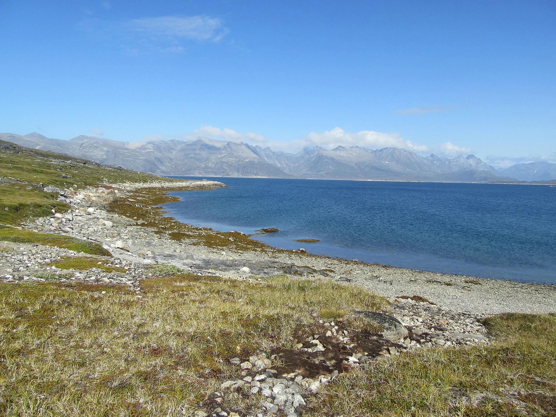 Die Küste am Tasermiut-Fjord mit den Bergen Südgrönlands