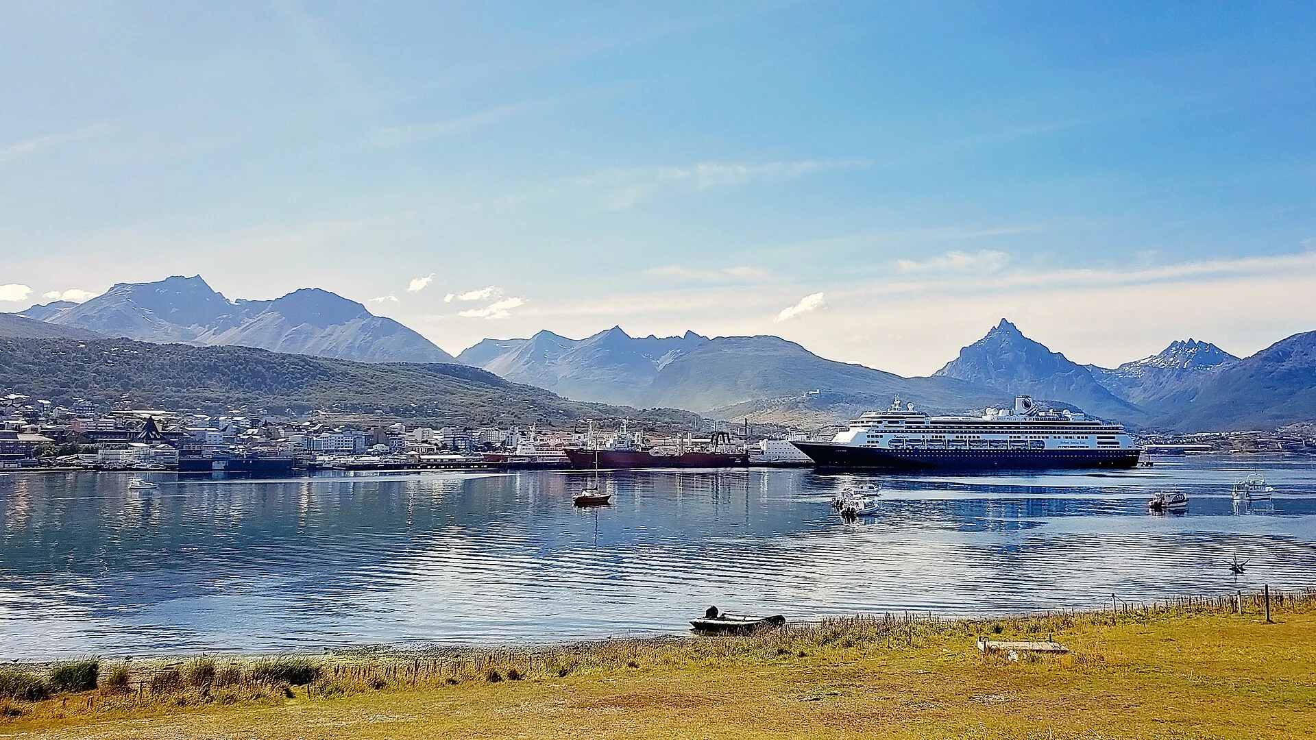 Der Hafen von Ushuaia mit einem Kreuzfahrtschiff und den Bergen Feuerlands