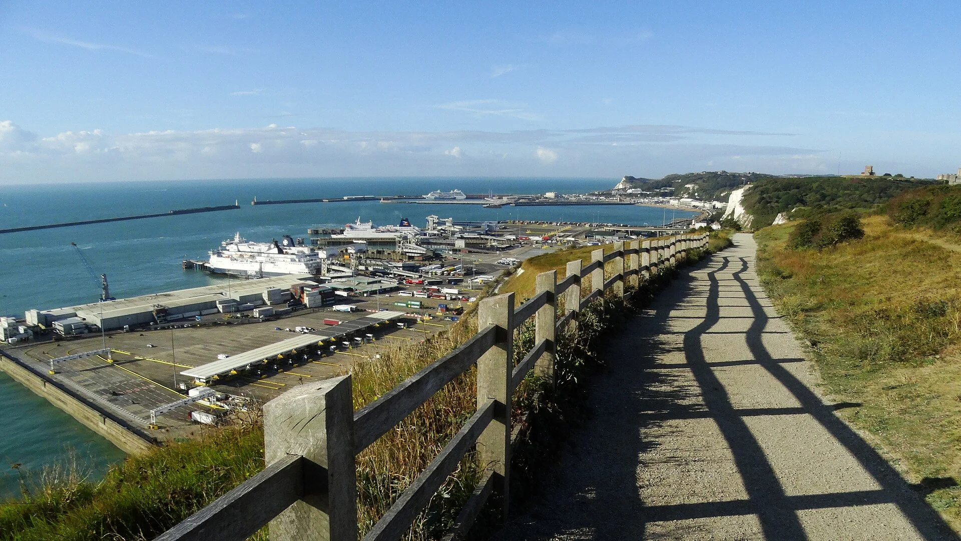 Blick über den Hafen von Dover mit den Fähren und den weißen Klippen