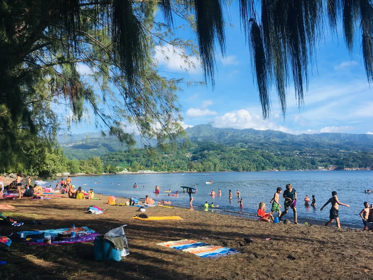 Der schwarze Sandstrand an der Pointe Vénus auf Tahiti