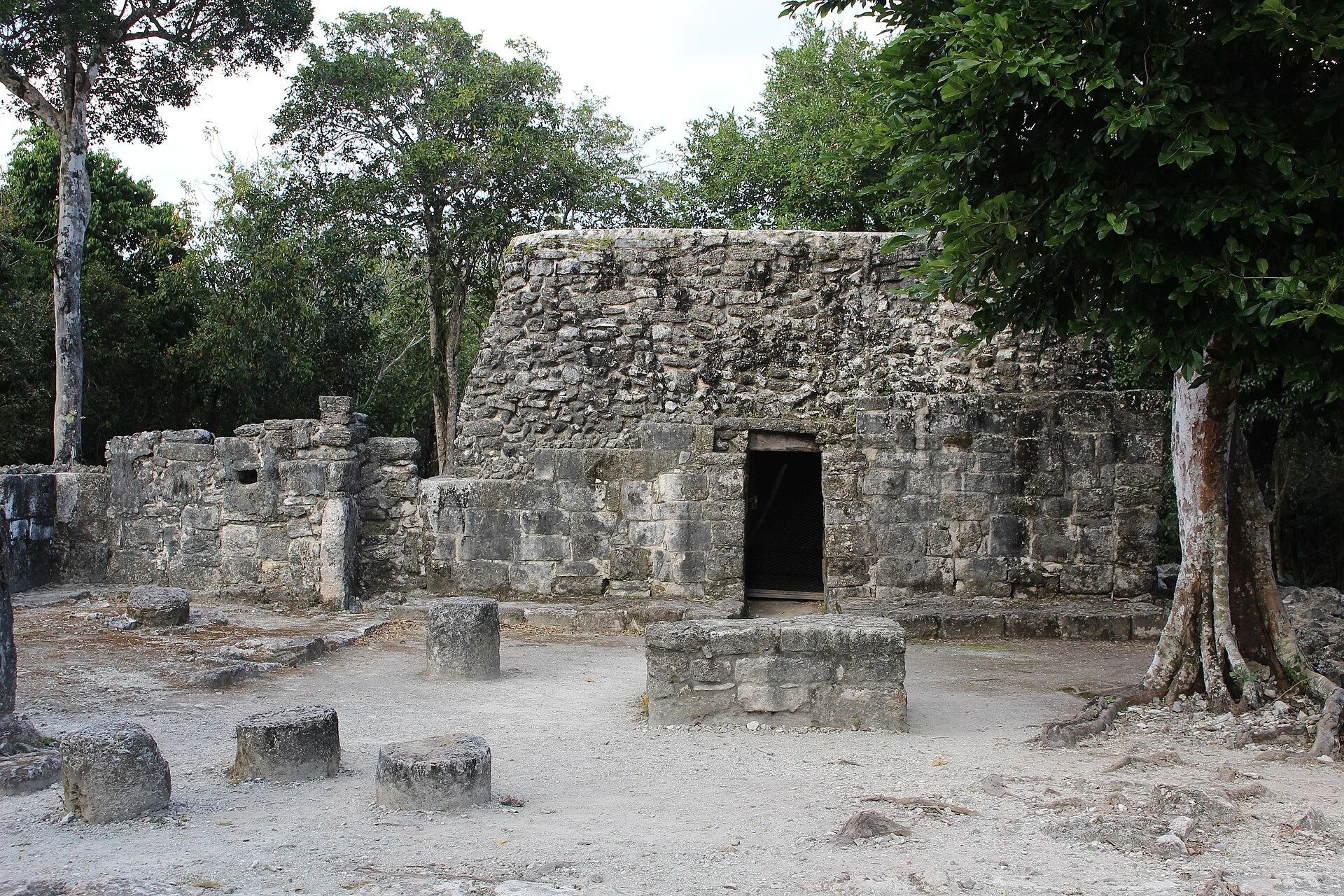 Ein Tempel aus Kalkstein in der Maya-Stätte San Gervasio auf Cozumel