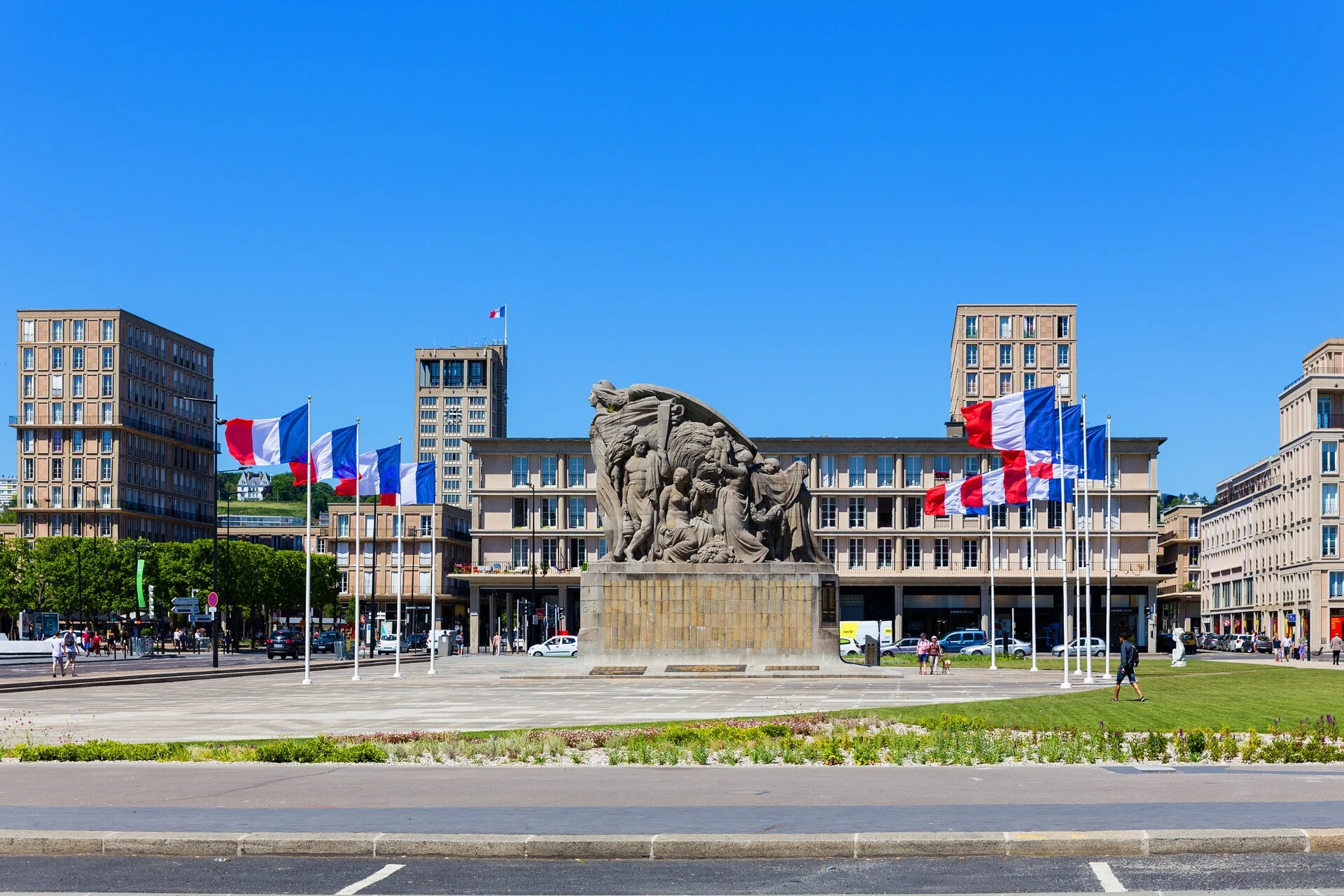 Das Kriegerdenkmal vor dem Rathaus von Le Havre, umgeben von den Betonbauten des Wiederaufbaus von Auguste Perret.