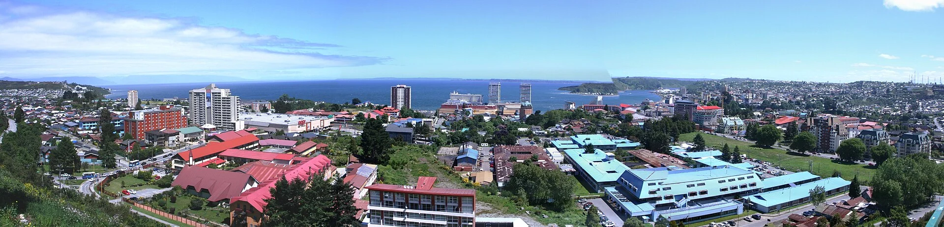 Puerto Montt am Reloncaví-Sund mit der Stadt am Hang