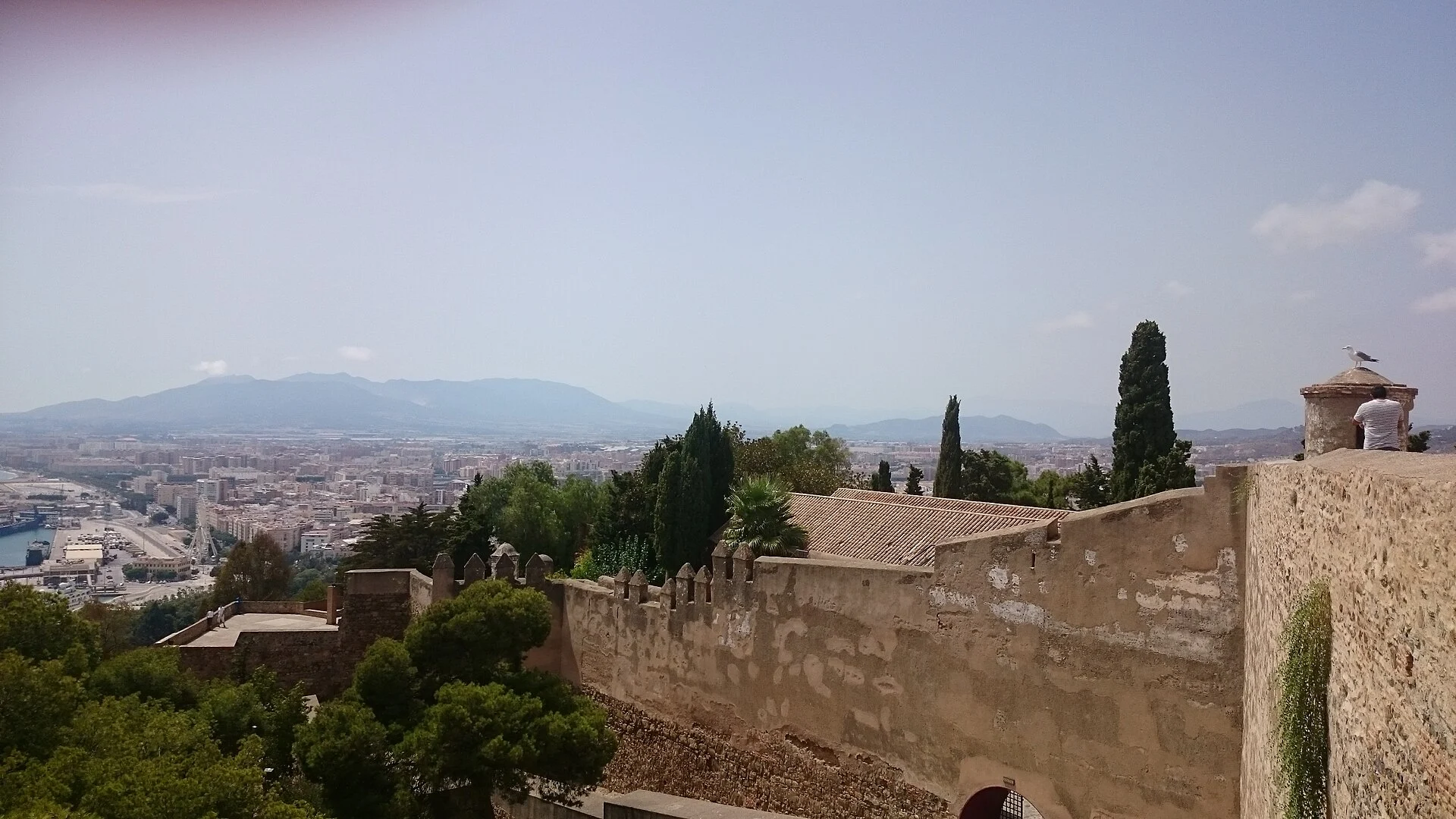 Mauern und Türme der Alcazaba von Málaga mit Blick über die Stadt