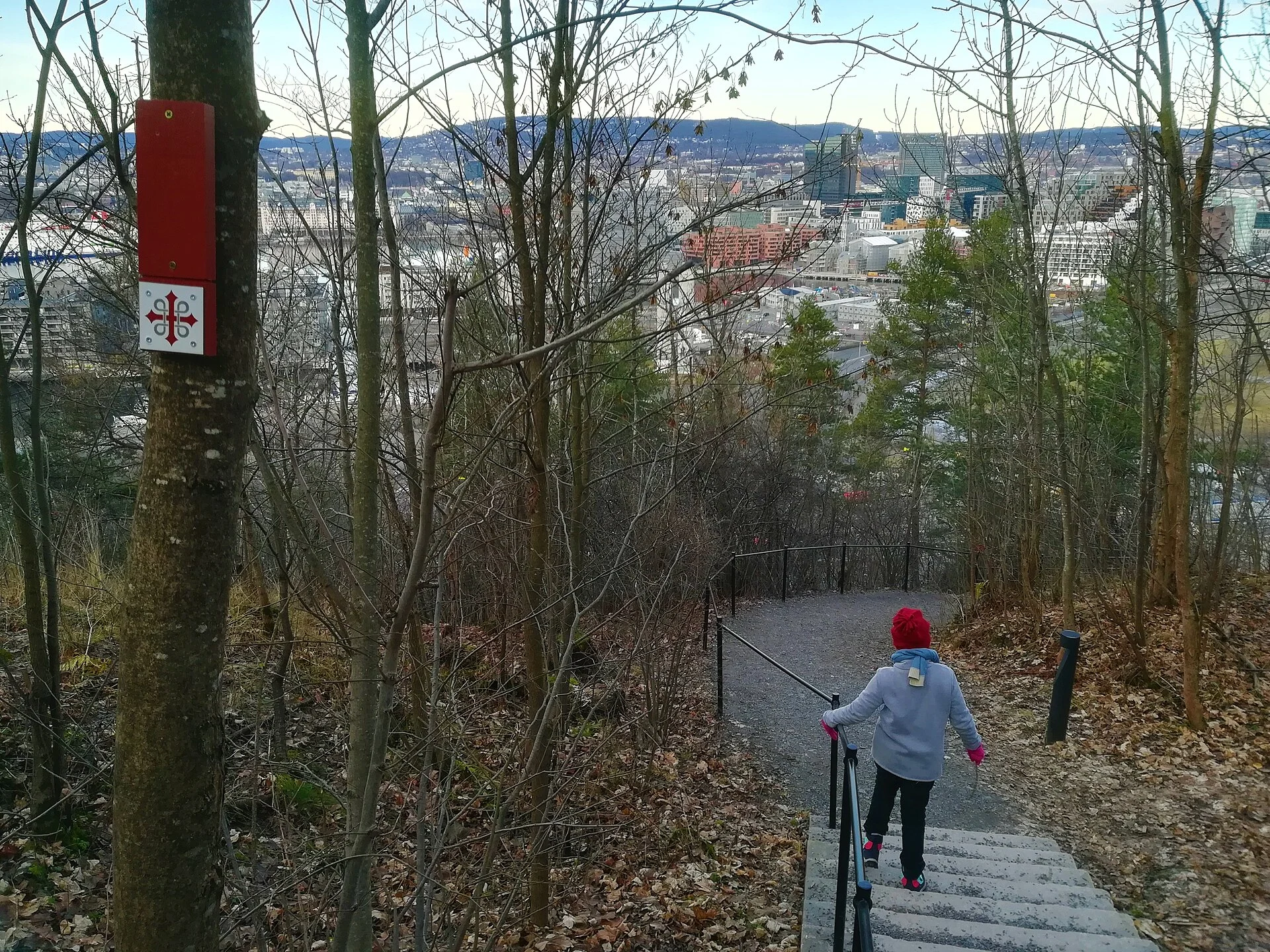Treppenweg im bewaldeten Hang des Ekebergparks mit Blick über die Innenstadt von Oslo.