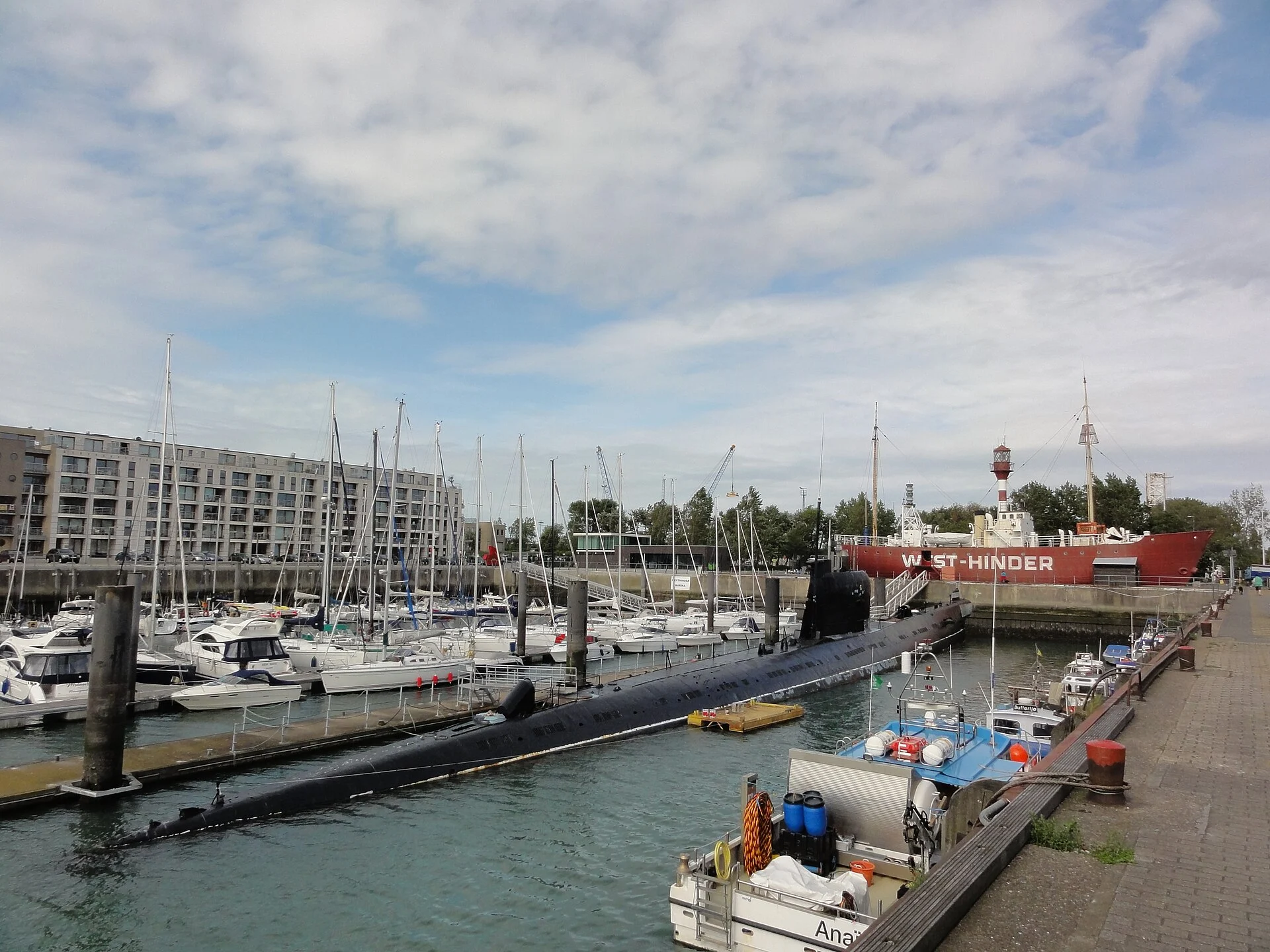 Feuerschiff „West-Hinder" und russisches U-Boot Foxtrot im Yachthafen von Zeebrügge, Belgien.