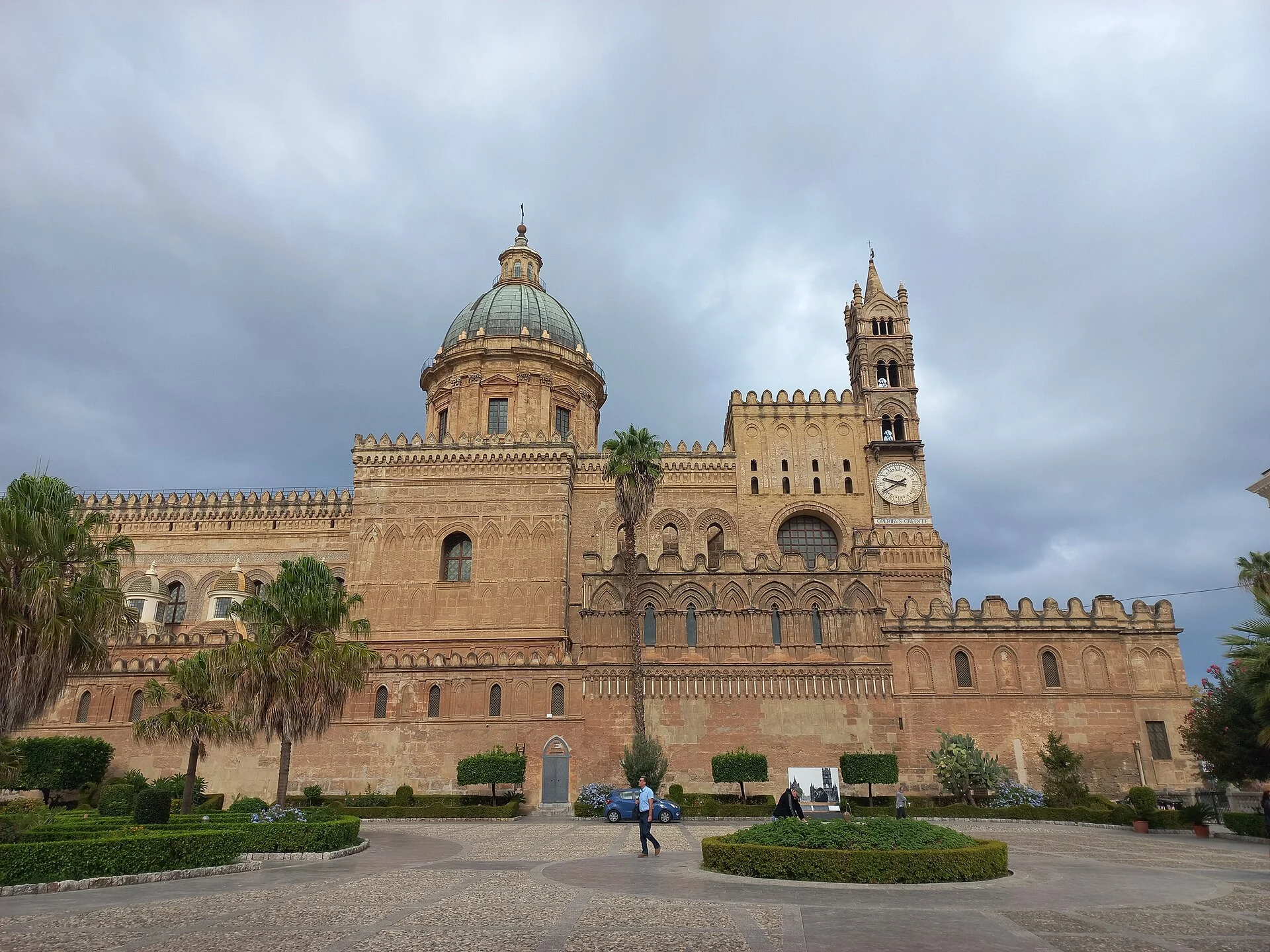 Die Kathedrale von Palermo mit Kuppel und Glockenturm, das Wahrzeichen der Altstadt