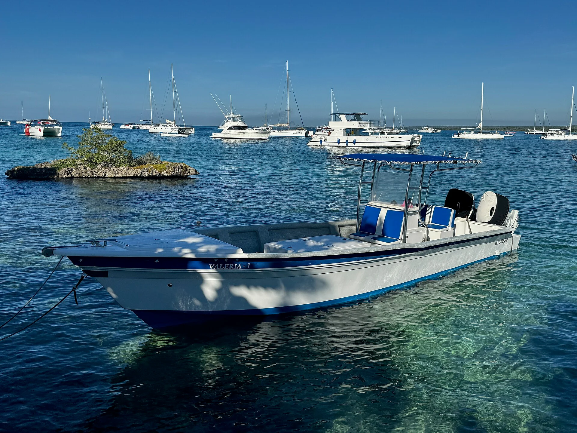 Ausflugsboote vor dem Fischerdorf Bayahibe
