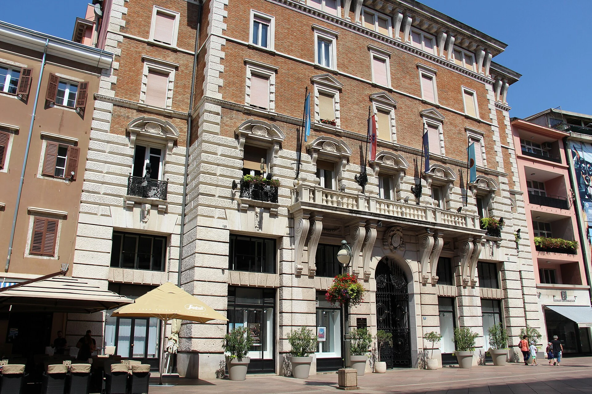 Fassade eines Palais am Korzo in Rijeka mit Straßencafé