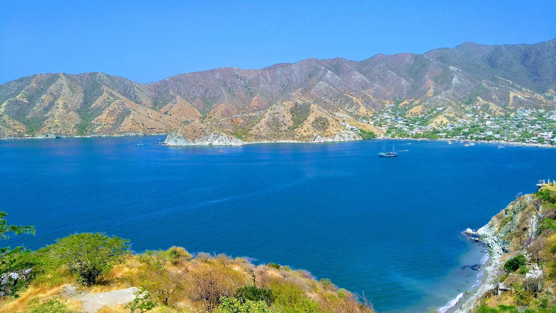 Die Bucht von Taganga bei Santa Marta zwischen trockenen Hügeln