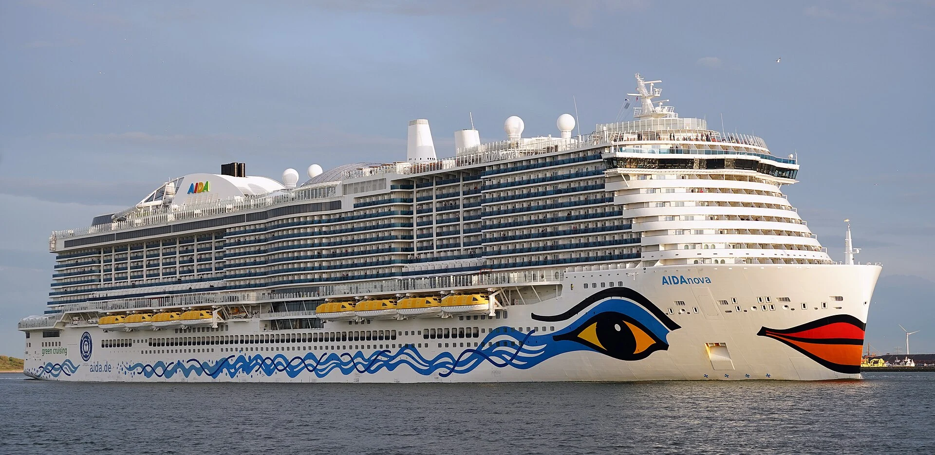 Das Kreuzfahrtschiff AIDAnova mit dem typischen AIDA-Augenmotiv am Bug in Fahrt nahe Hoek van Holland.