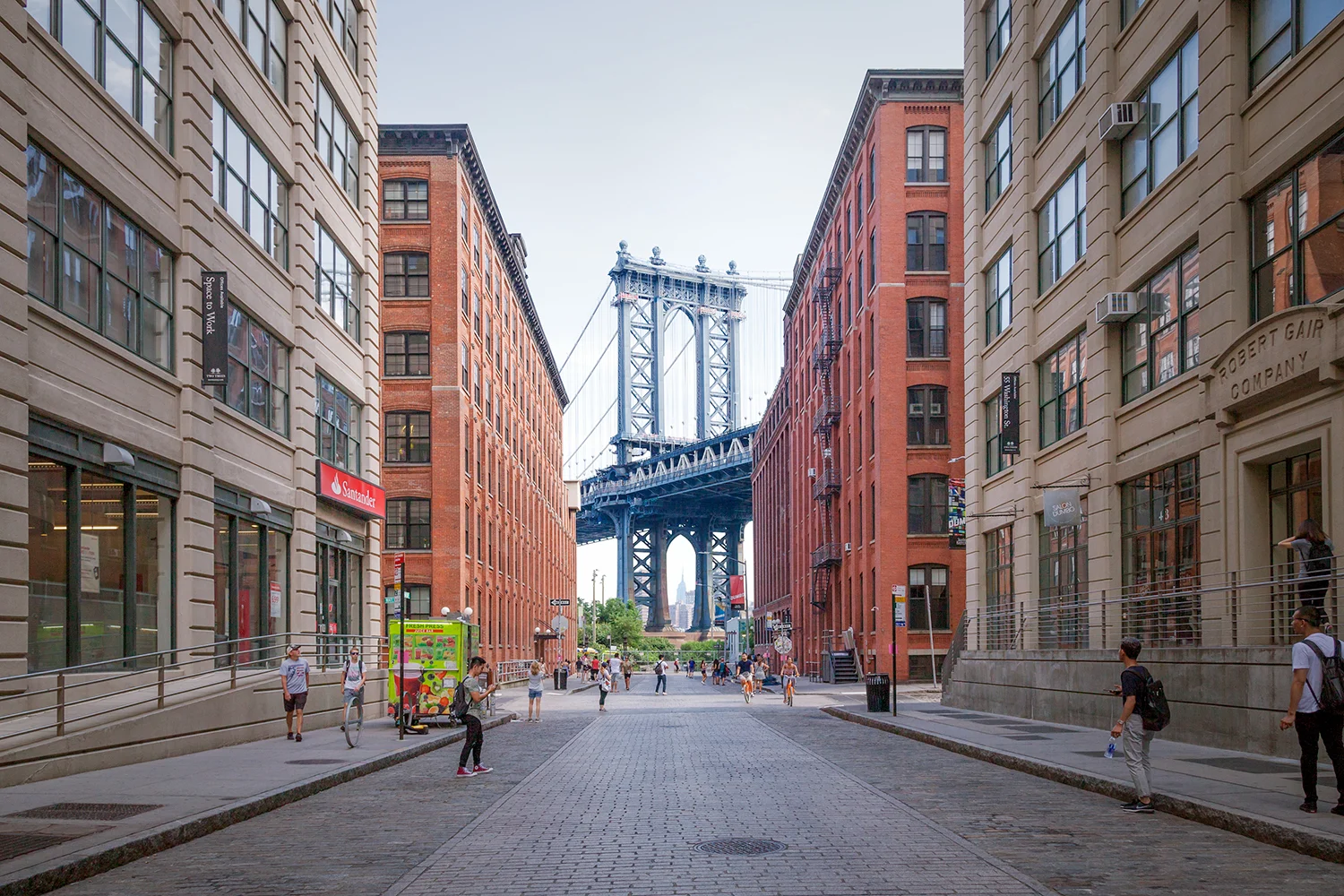 Blick durch die Washington Street in Dumbo auf den Turm der Manhattan Bridge