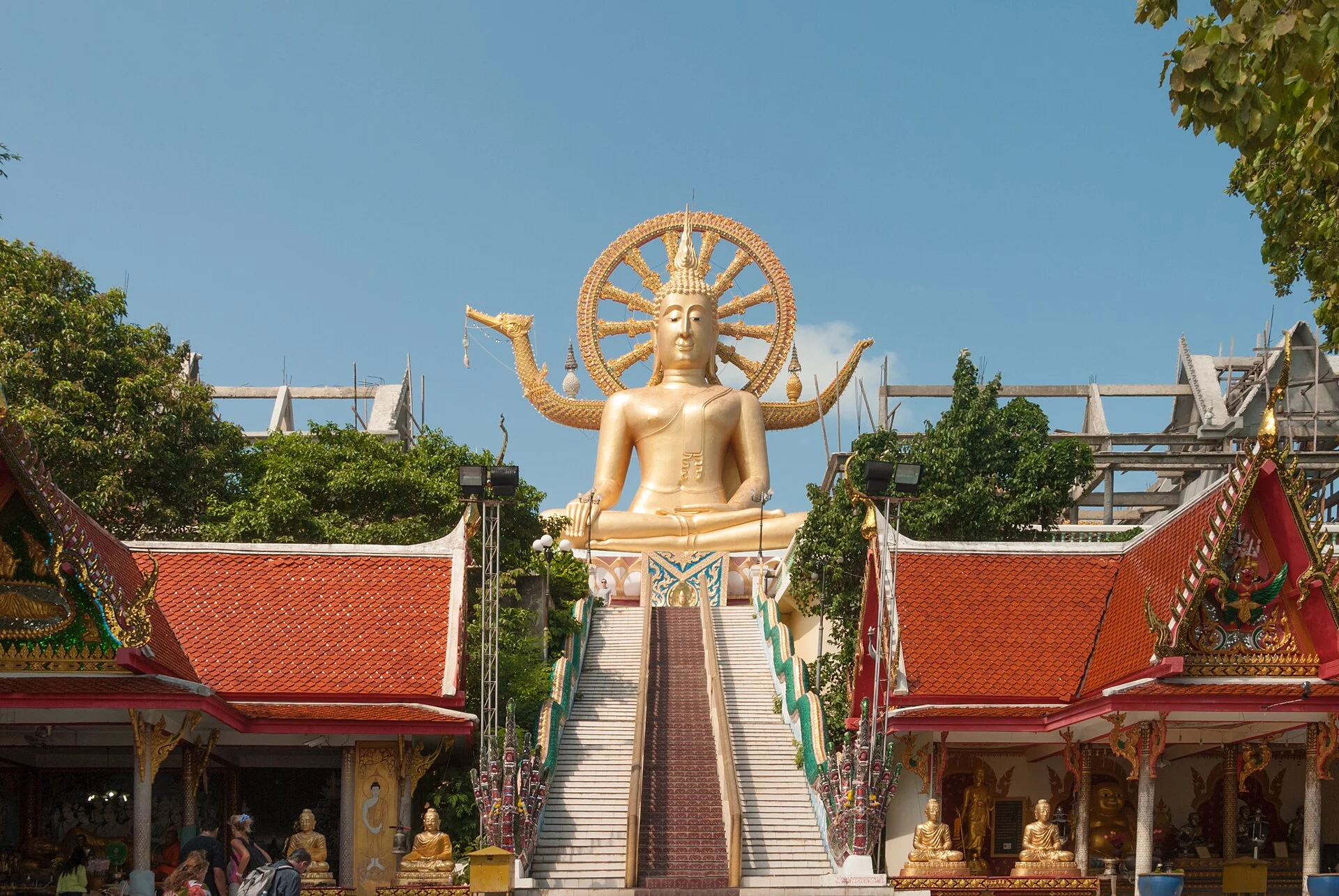 Der zwölf Meter hohe goldene Buddha des Wat Phra Yai auf Ko Samui
