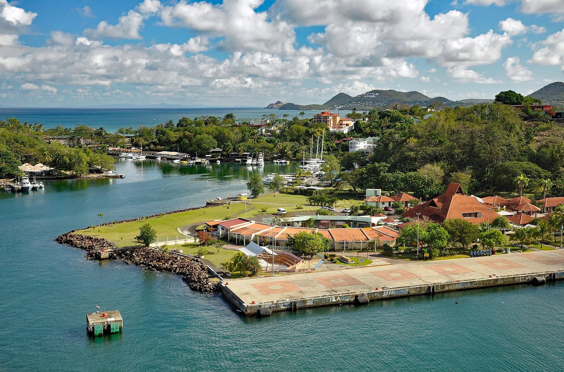 Blick über den Hafen von Castries auf St. Lucia