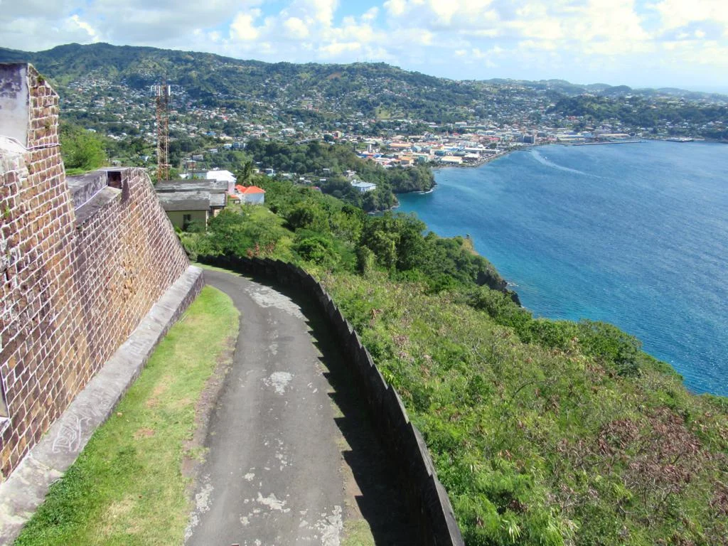 Blick von Fort Charlotte über die Bucht von Kingstown auf St. Vincent