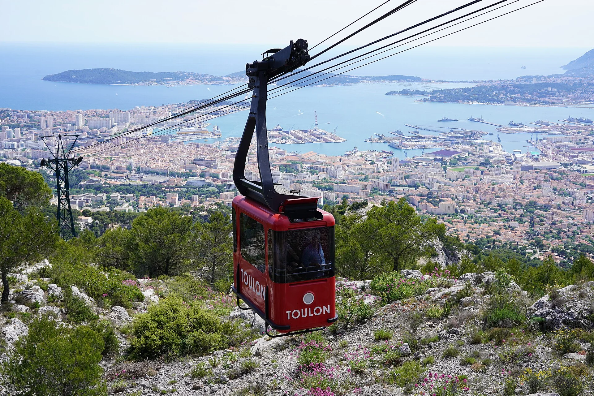 Die Seilbahn auf den Mont Faron mit Blick über die Reede von Toulon