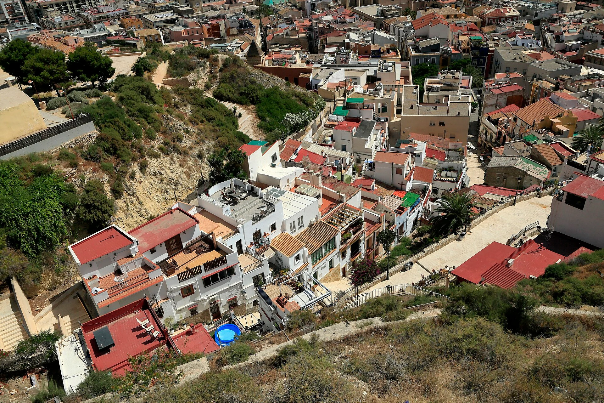 Das Altstadtviertel El Barrio am Hang unter der Burg